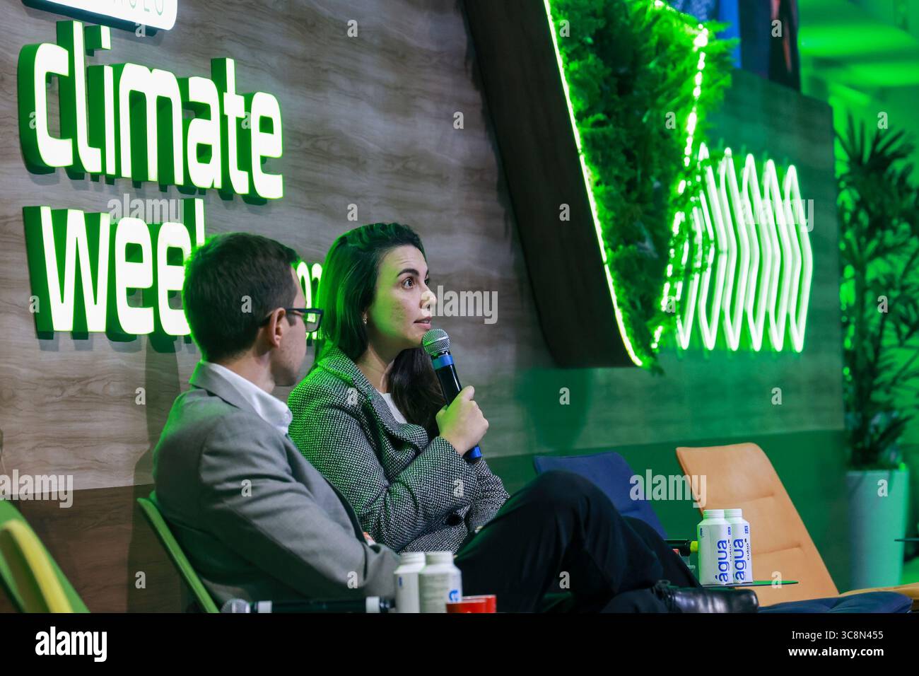 Sao Paulo, Sao Paulo, Brasilien. August 2025. Sao Paulo (SP), 4. August 2025 Ã¢â‚¬' Climate Week/CUBO/SP Ã¢â‚¬'' The Deeptechs for Industrial Decarbonization Panel mit Bruno z. (Brasilien-Deutschland Handelskammer) und Andreisa Flores (CUBO Itau), bei der Climate Week, einer der größten Veranstaltungen, die sich mit Klimainnovationen und dem Übergang zu einer kohlenstoffarmen Wirtschaft in Lateinamerika beschäftigen. Vom 4. Bis 8. August veranstalten Unibanco und Cubo Itau zum zweiten Mal in Folge die Sao Paulo Climate Week, inspiriert von internationalen Veranstaltungen wie der New York Climate Week. Die Initiative verändert Sao Pa Stockfoto