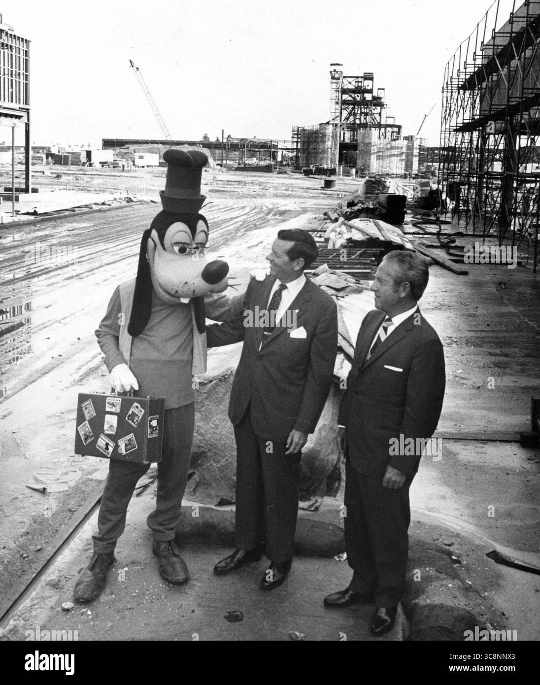 August 1970, Orlando, Florida, USA: (L-R) Goofy, Langhorne Wathrurn, US Travel und General W.E. Potter, VP von Walt Disney World, bewundern die Bauarbeiten an der Main Street USA in Walt Disney World. (Bild: © Dan Fager/Tampa Bay Times via ZUMA Wire) Stockfoto