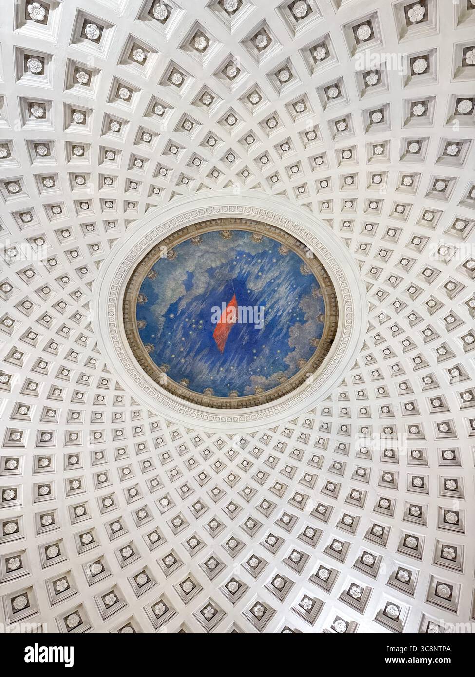 Moskau, Russland - 3. August 2025: Kunstvolle Kuppeldecke an der U-Bahn-Station Taganskaya mit einem lebhaften Mosaik einer roten Flagge im sowjetischen Stil Stockfoto