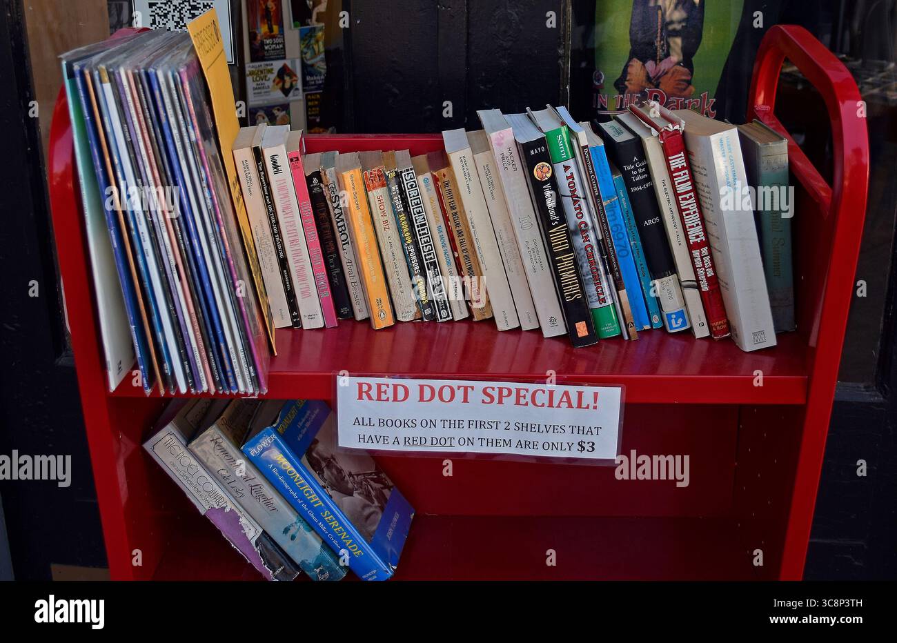 Verkauf von Filmbüchern vor dem Niles Essanay Silent Film Museum im Niles District in Fremont, Kalifornien Stockfoto