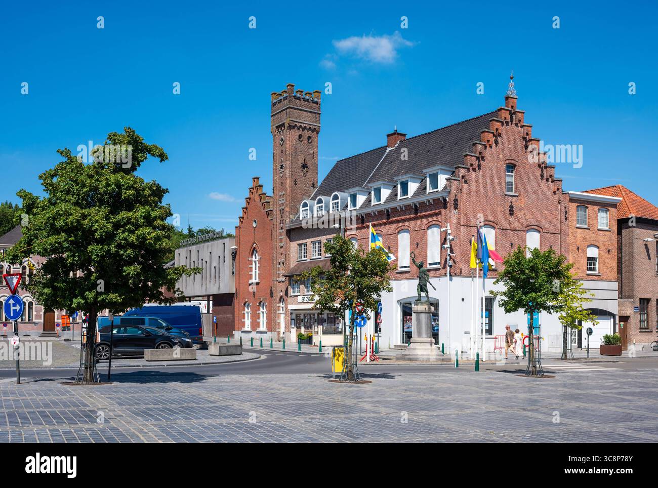 Markt oder alter Marktplatz im Stadtzentrum von Waregem, Westflandern, Belgien 11. Juli 2025 Stockfoto