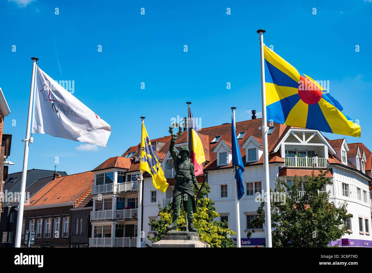 Markt oder alter Marktplatz im Stadtzentrum von Waregem, Westflandern, Belgien 11. Juli 2025 Stockfoto