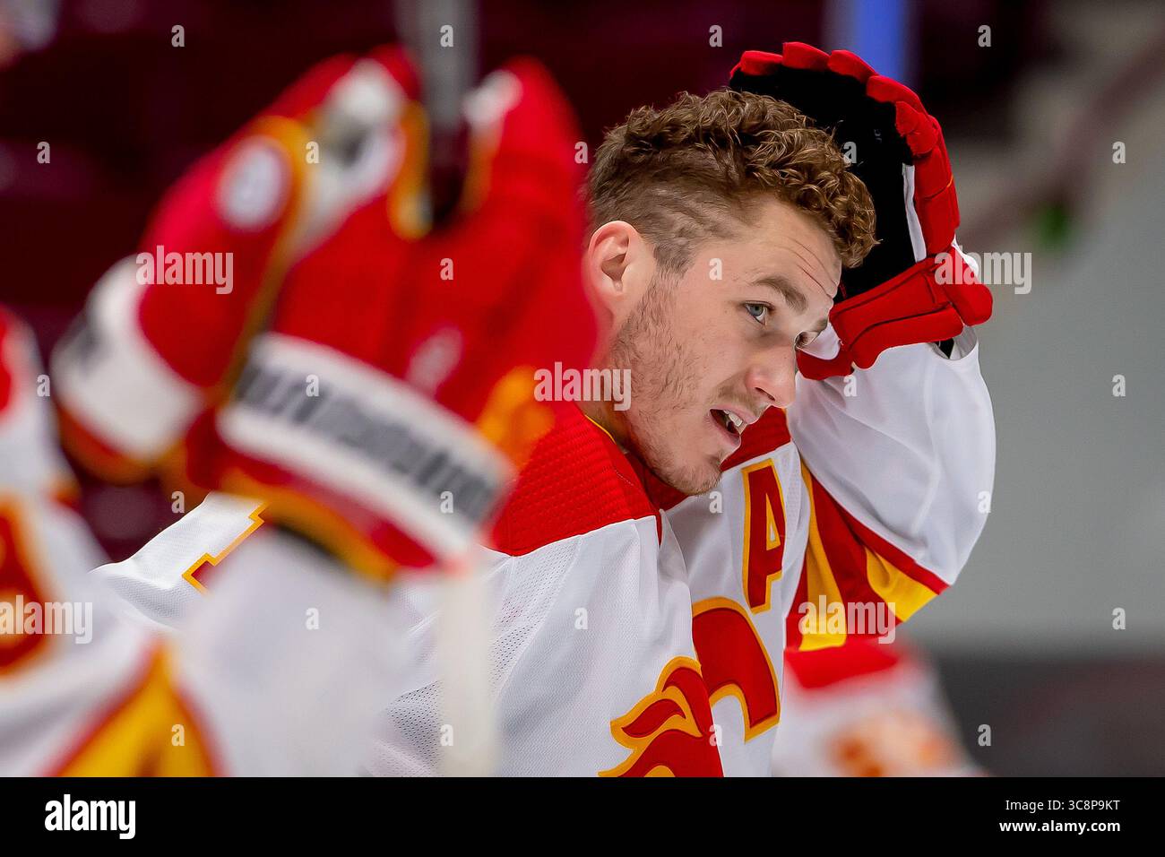 15. Februar 2021: Flames verließ Matthew Tkachuk (19) vor dem NHL-Spiel zwischen den Calgary Flames und den Vancouver Canucks in der Rogers Arena in Vancouver, Kanada. Dom Gagne/CSM(Kreditbild: &Copy; Dom Gagne/CSM via ZUMA Wire) Stockfoto