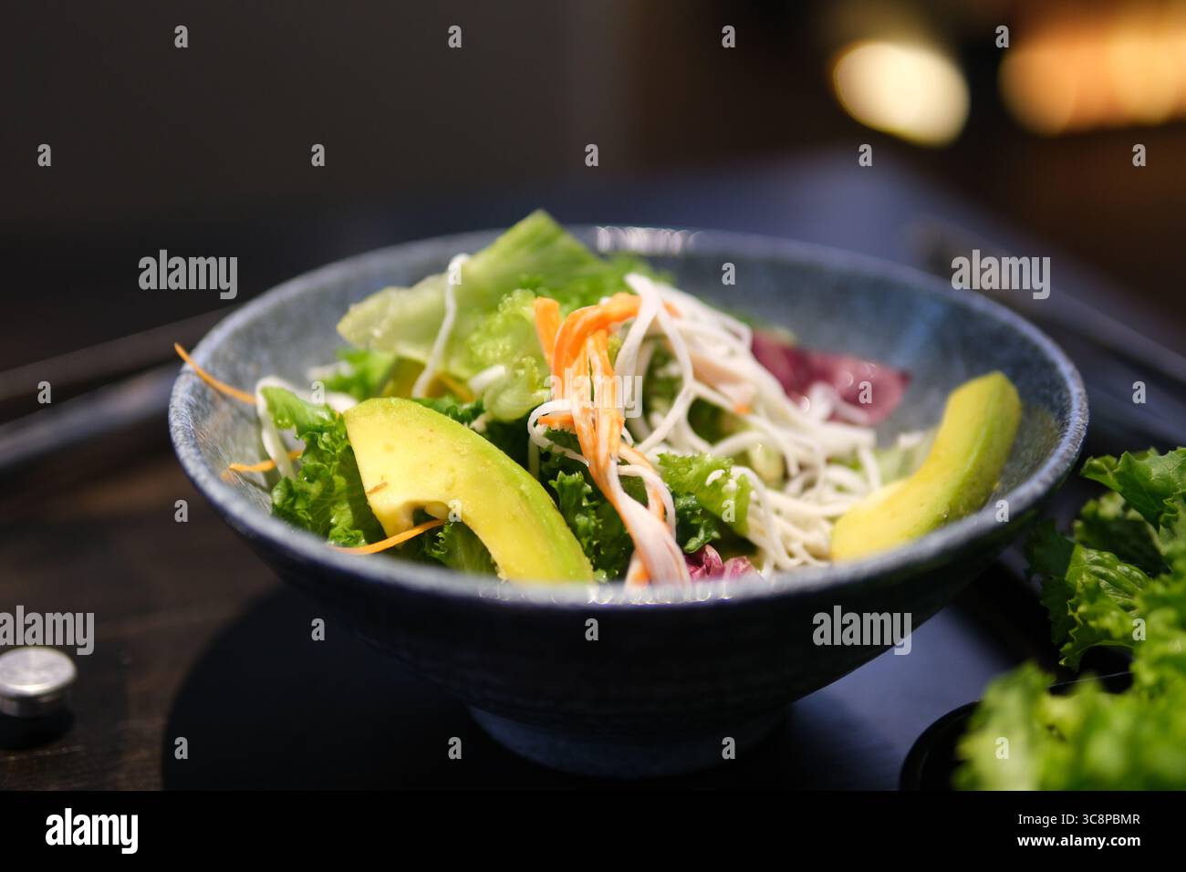 Detox Buddha Bowl mit Avocado, Spinat, Gemüse, Zucchini-Nudeln, gegrillten Garnelen und Pesto-Sauce. Vegetarische Gemüseschale mit niedrigem Carb. . Hochwertige Fotos Stockfoto