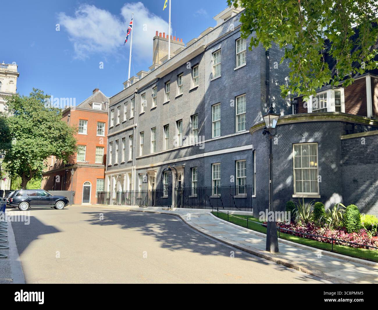 Downing Street an einem Sommermorgen. Keine Personen. - Smartphone-aufgenommenes Stockfoto