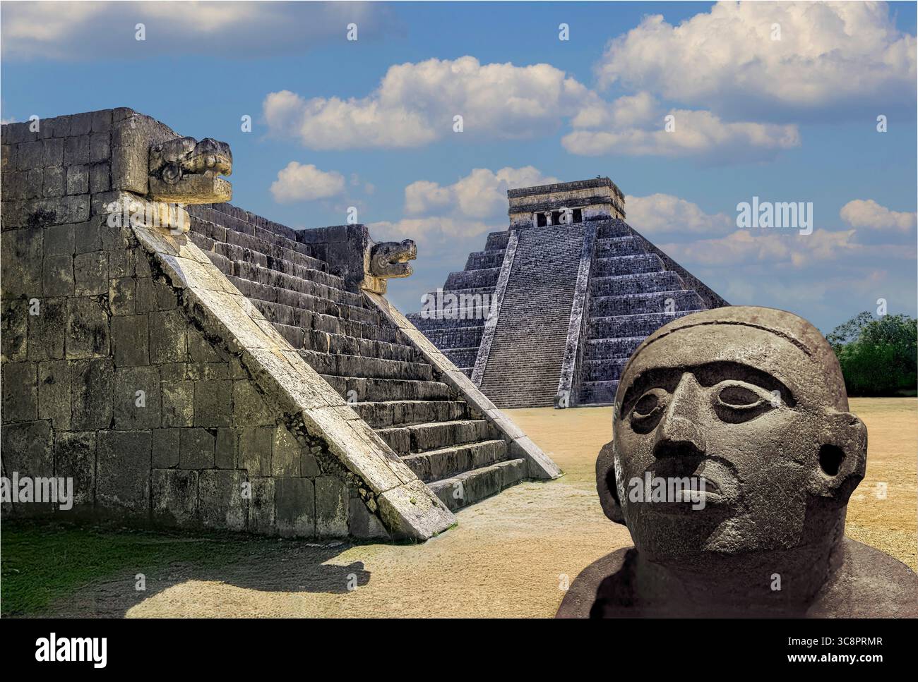 Plattform der Venus und El Castillo Pyramide auf der Gradnd plaza in Chichen Itza Stockfoto