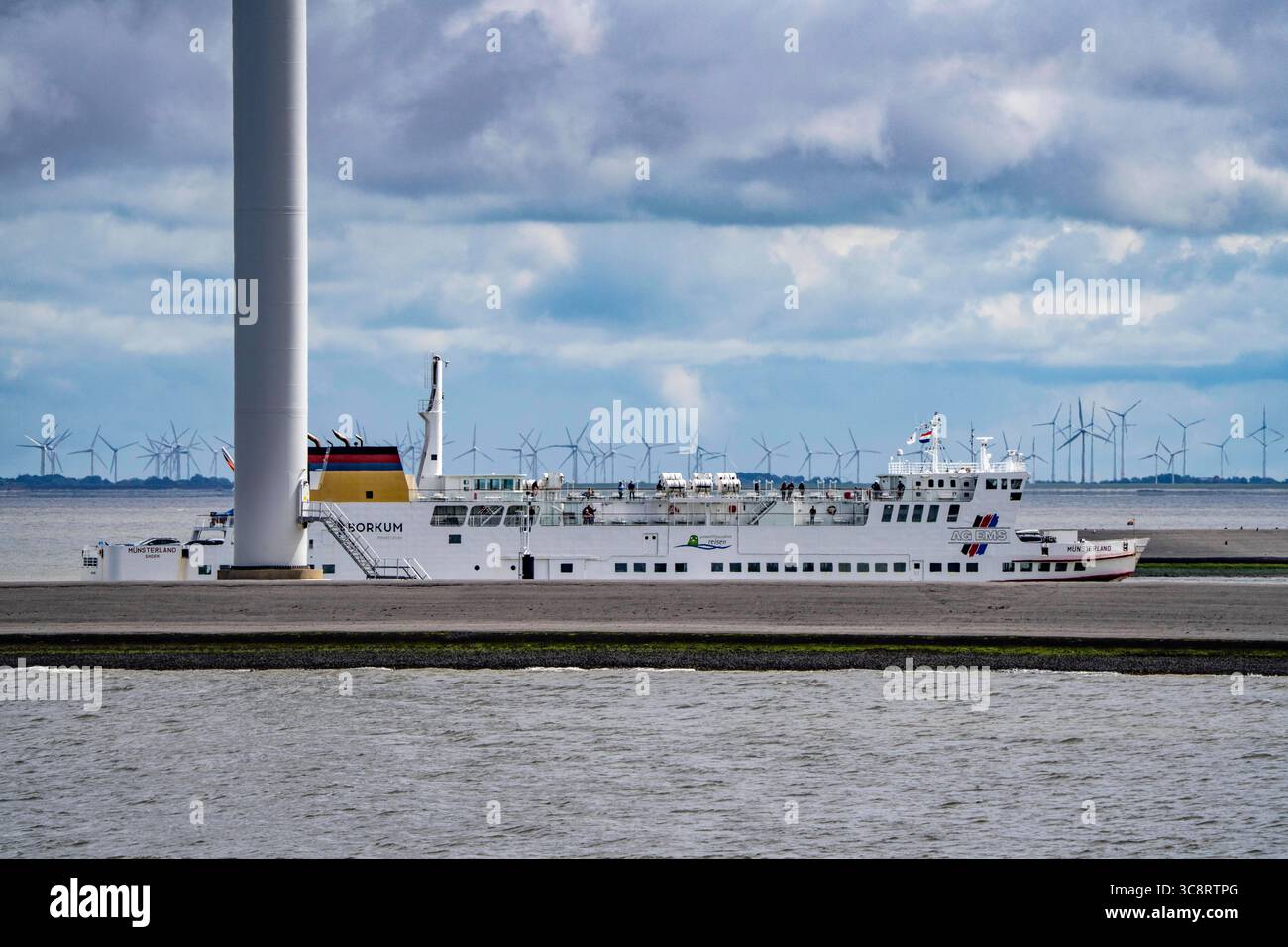Die Nordsee Autofähre Münsterland, läuft in den Fährhafen von Eemshaven, in der Emsmündung ein, Fähre zur deutschen Nordseeinsel Borkum, durch die AG Ems Nederland B.V., Borkumlijn, Niederlande, Borkumfähre Eemshaven *** Stockfoto