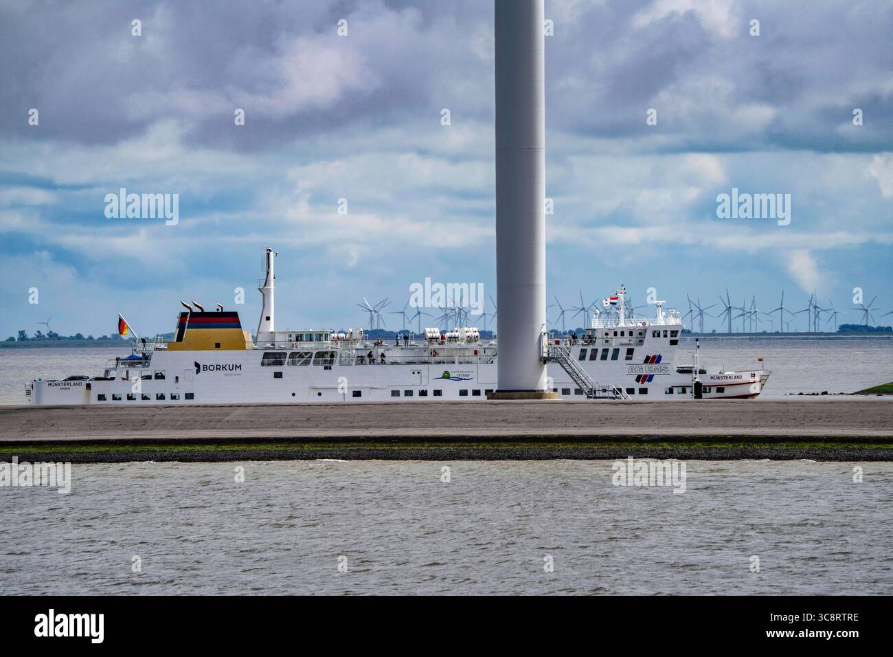 Die Nordsee Autofähre Münsterland, läuft in den Fährhafen von Eemshaven, in der Emsmündung ein, Fähre zur deutschen Nordseeinsel Borkum, durch die AG Ems Nederland B.V., Borkumlijn, Niederlande, Borkumfähre Eemshaven *** Stockfoto
