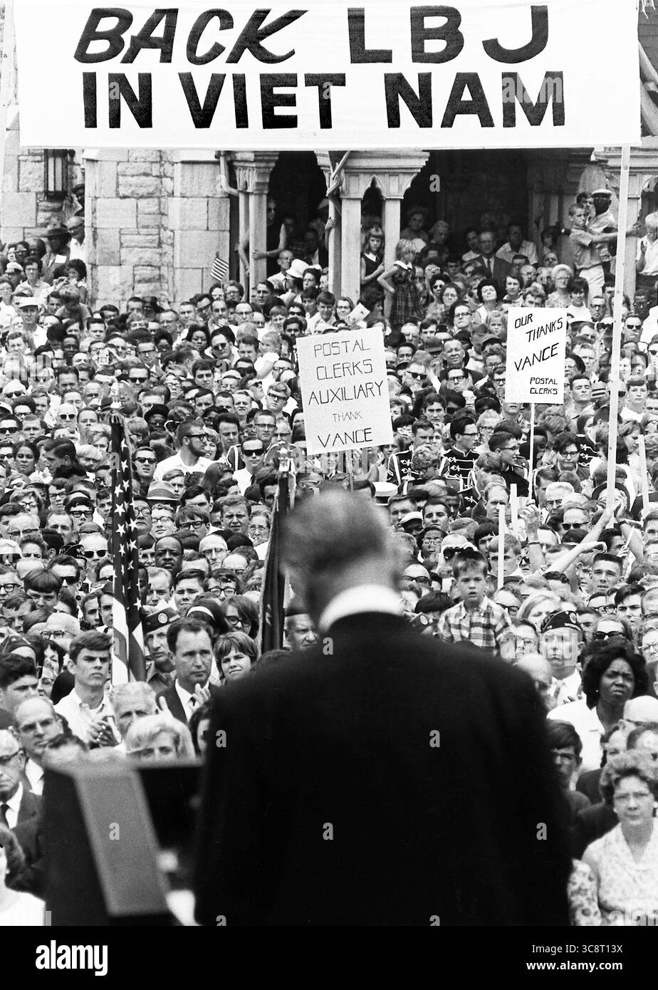 US-Präsident Lyndon B. Johnson sprach vor einer großen Menge, darunter Bemerkungen zur Verteidigung der Politik seiner Regierung in Vietnam, Soldiers' and Sailors' Monument, Indianapolis, Indiana, USA, Yoichi R. Okamoto, Fotograf des Weißen Hauses, 23. Juli 1966 Stockfoto