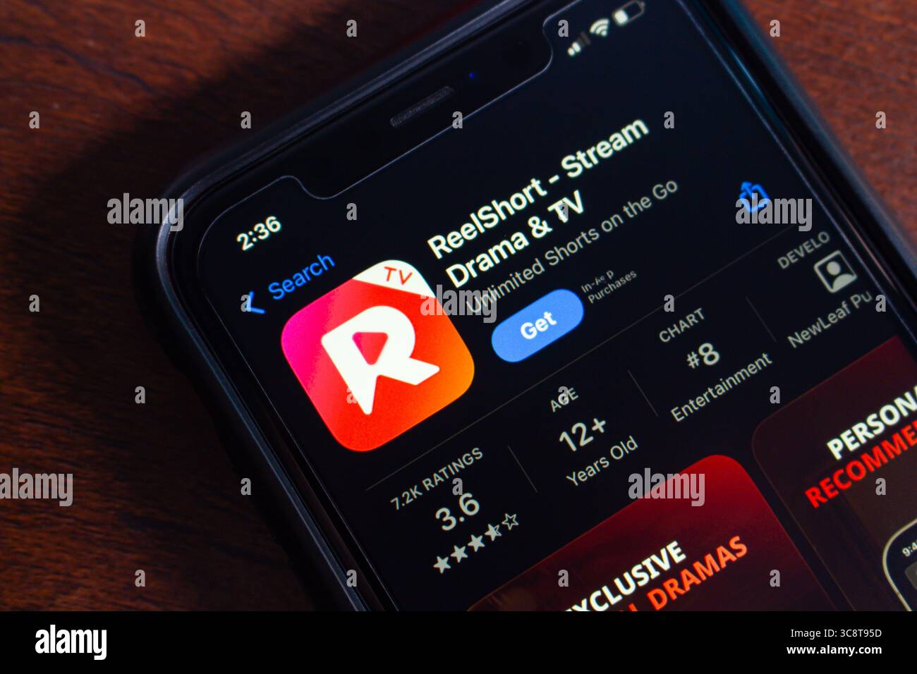 Nahaufnahme der ReelShort App-Seite im App Store auf einem iPhone mit Download-Schaltfläche, Bewertung und App-Details. Stockfoto