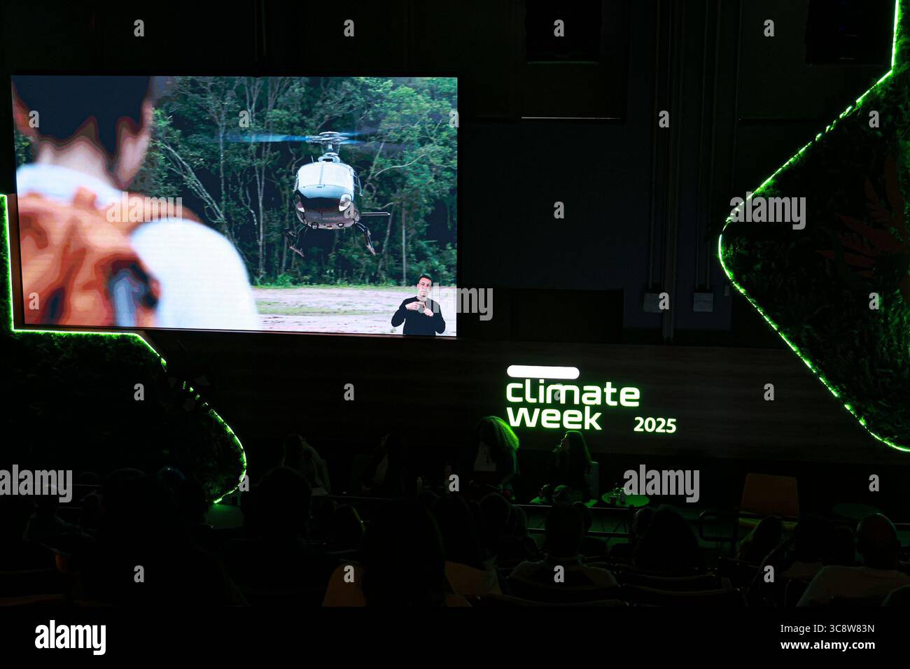 Sao Paulo, Sao Paulo, Brasilien. August 2025. Sao Paulo (SP), 4. August 2025 Ã¢â‚¬' Klimawoche/Cubo/SP Ã¢â‚¬'' Panel: Changing the Narrative on Climate with Ana (Itau-Stiftung), Renata Piazon (Arapyau), Kamila Camilo (Oya-Institut) und Mariana Oliveira (Maria Farinha). Eine der größten Treffen, die sich mit Klimainnovationen und dem Übergang zu einer kohlenstoffarmen Wirtschaft in Lateinamerika befasst. Vom 4. Bis 8. August veranstalten Unibanco und Cubo Itau zum zweiten Mal in Folge die Sao Paulo Climate Week, inspiriert von internationalen Veranstaltungen wie der New York Climate Week. Die Initiative transfor Stockfoto