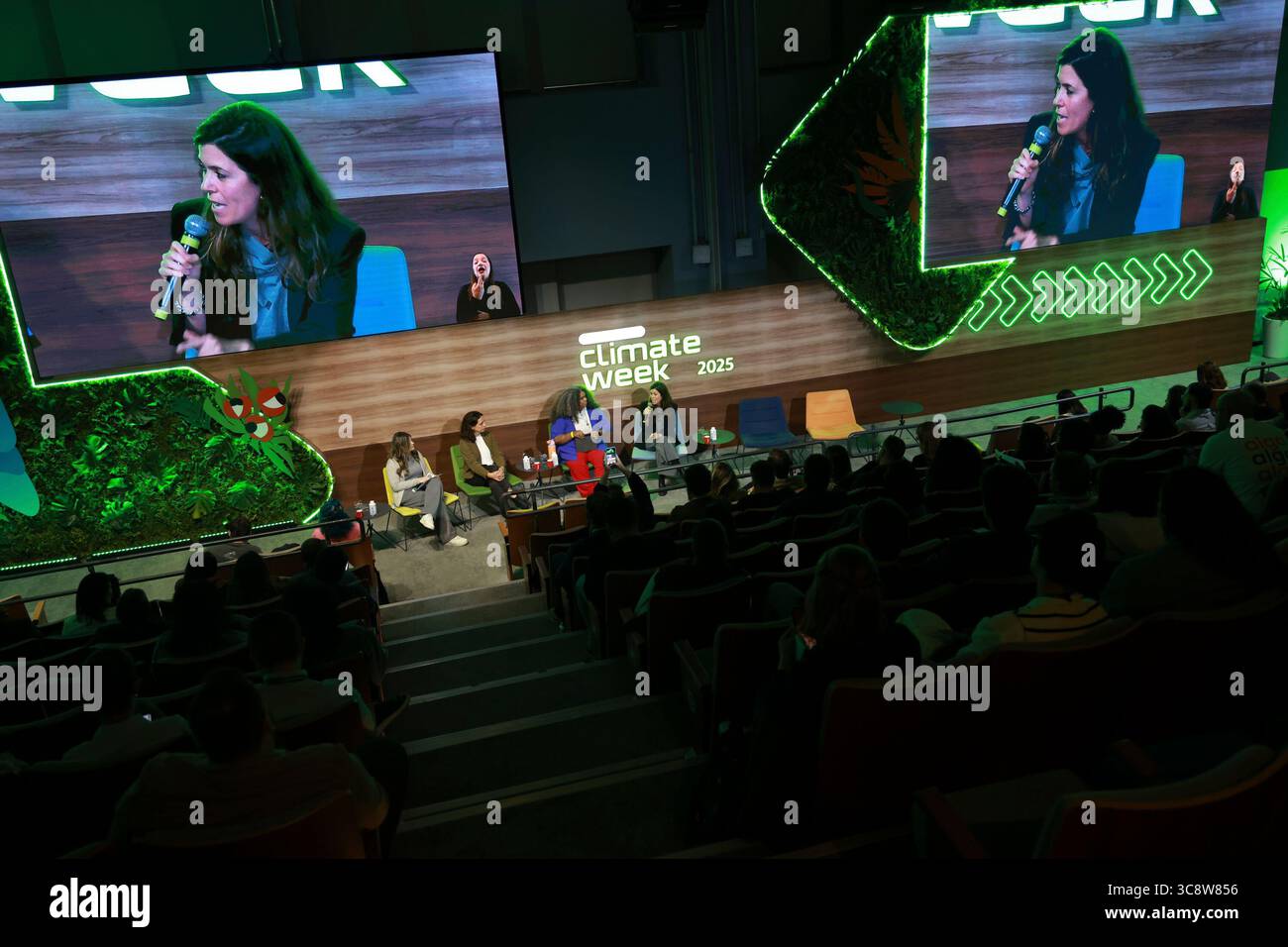 Sao Paulo, Sao Paulo, Brasilien. August 2025. Sao Paulo (SP), 4. August 2025 Ã¢â‚¬' Klimawoche/Cubo/SP Ã¢â‚¬'' Panel: Changing the Narrative on Climate with Ana (Itau-Stiftung), Renata Piazon (Arapyau), Kamila Camilo (Oya-Institut) und Mariana Oliveira (Maria Farinha). Eine der größten Treffen, die sich mit Klimainnovationen und dem Übergang zu einer kohlenstoffarmen Wirtschaft in Lateinamerika befasst. Vom 4. Bis 8. August veranstalten Unibanco und Cubo Itau zum zweiten Mal in Folge die Sao Paulo Climate Week, inspiriert von internationalen Veranstaltungen wie der New York Climate Week. Die Initiative transfor Stockfoto