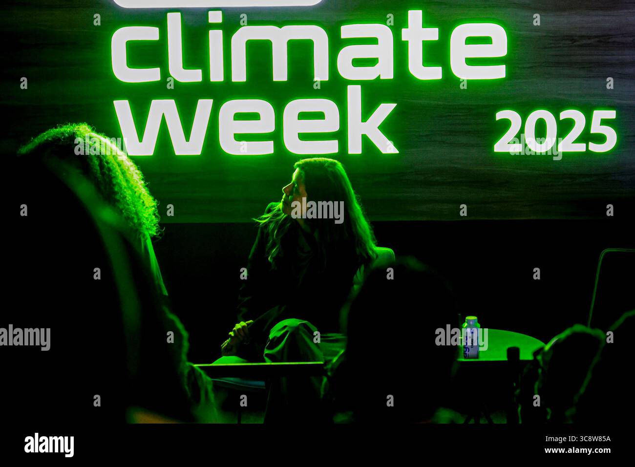 Sao Paulo, Sao Paulo, Brasilien. August 2025. Sao Paulo (SP), 4. August 2025 Ã¢â‚¬' Klimawoche/Cubo/SP Ã¢â‚¬'' Panel: Changing the Narrative on Climate with Ana (Itau-Stiftung), Renata Piazon (Arapyau), Kamila Camilo (Oya-Institut) und Mariana Oliveira (Maria Farinha). Eine der größten Treffen, die sich mit Klimainnovationen und dem Übergang zu einer kohlenstoffarmen Wirtschaft in Lateinamerika befasst. Vom 4. Bis 8. August veranstalten Unibanco und Cubo Itau zum zweiten Mal in Folge die Sao Paulo Climate Week, inspiriert von internationalen Veranstaltungen wie der New York Climate Week. Die Initiative transfor Stockfoto