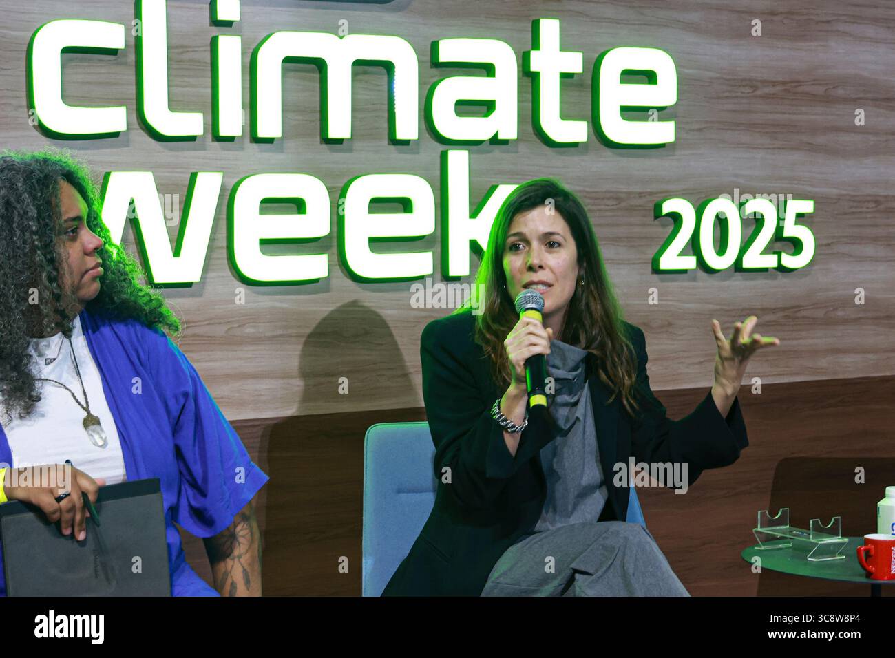 Sao Paulo, Sao Paulo, Brasilien. August 2025. Sao Paulo (SP), 4. August 2025 Ã¢â‚¬' Climate Week/Cubo/SP Ã¢â‚¬' Panel: Changing the Narrative in Climate with Mariana Oliveira (Maria Farinha), eine der größten Treffen, die sich mit Klimainnovationen und dem Übergang zu einer kohlenstoffarmen Wirtschaft in Lateinamerika befasst. Vom 4. Bis 8. August veranstalten Unibanco und Cubo Itau zum zweiten Mal in Folge die Sao Paulo Climate Week, inspiriert von internationalen Veranstaltungen wie der New York Climate Week. Durch die Initiative wird Sao Paulo zum wichtigsten regionalen Zentrum für Diskussionen über nachhaltige Unternehmen, Stockfoto