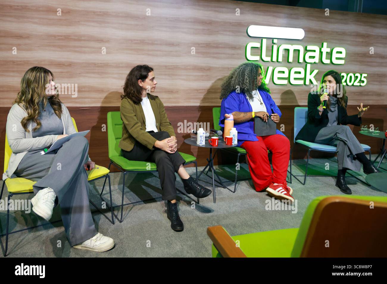 Sao Paulo, Sao Paulo, Brasilien. August 2025. Sao Paulo (SP), 4. August 2025 Ã¢â‚¬' Klimawoche/Cubo/SP Ã¢â‚¬'' Panel: Changing the Narrative on Climate with Ana (Itau-Stiftung), Renata Piazon (Arapyau), Kamila Camilo (Oya-Institut) und Mariana Oliveira (Maria Farinha). Eine der größten Treffen, die sich mit Klimainnovationen und dem Übergang zu einer kohlenstoffarmen Wirtschaft in Lateinamerika befasst. Vom 4. Bis 8. August veranstalten Unibanco und Cubo Itau zum zweiten Mal in Folge die Sao Paulo Climate Week, inspiriert von internationalen Veranstaltungen wie der New York Climate Week. Die Initiative transfor Stockfoto
