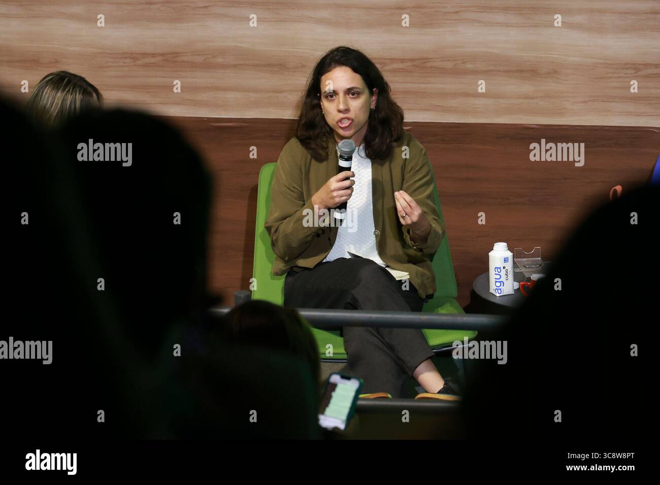 Sao Paulo, Sao Paulo, Brasilien. August 2025. Sao Paulo (SP), 4. August 2025 Ã¢â‚¬' Climate Week/Cubo/SP Ã¢â‚¬' Panel: Changing the Narrative on Climate with Livia Pagotto (Arapyau-Institut), Vortrag auf den größten Treffen zum Thema Klimainnovation und Übergang zu einer kohlenstoffarmen Wirtschaft in Lateinamerika. Vom 4. Bis 8. August veranstalten Unibanco und Cubo Itau zum zweiten Mal in Folge die Sao Paulo Climate Week, inspiriert von internationalen Veranstaltungen wie der New York Climate Week. Die Initiative macht Sao Paulo zum zentralen regionalen Zentrum für die Diskussion über nachhaltiges Unternehmen Stockfoto