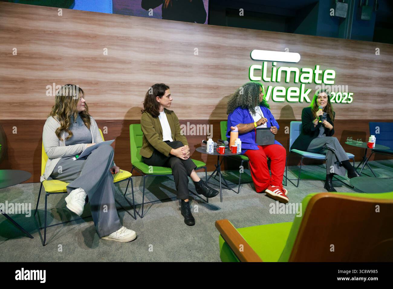 Sao Paulo, Sao Paulo, Brasilien. August 2025. Sao Paulo (SP), 4. August 2025 Ã¢â‚¬' Klimawoche/Cubo/SP Ã¢â‚¬'' Panel: Changing the Narrative on Climate with Ana (Itau-Stiftung), Renata Piazon (Arapyau), Kamila Camilo (Oya-Institut) und Mariana Oliveira (Maria Farinha). Eine der größten Treffen, die sich mit Klimainnovationen und dem Übergang zu einer kohlenstoffarmen Wirtschaft in Lateinamerika befasst. Vom 4. Bis 8. August veranstalten Unibanco und Cubo Itau zum zweiten Mal in Folge die Sao Paulo Climate Week, inspiriert von internationalen Veranstaltungen wie der New York Climate Week. Die Initiative transfor Stockfoto