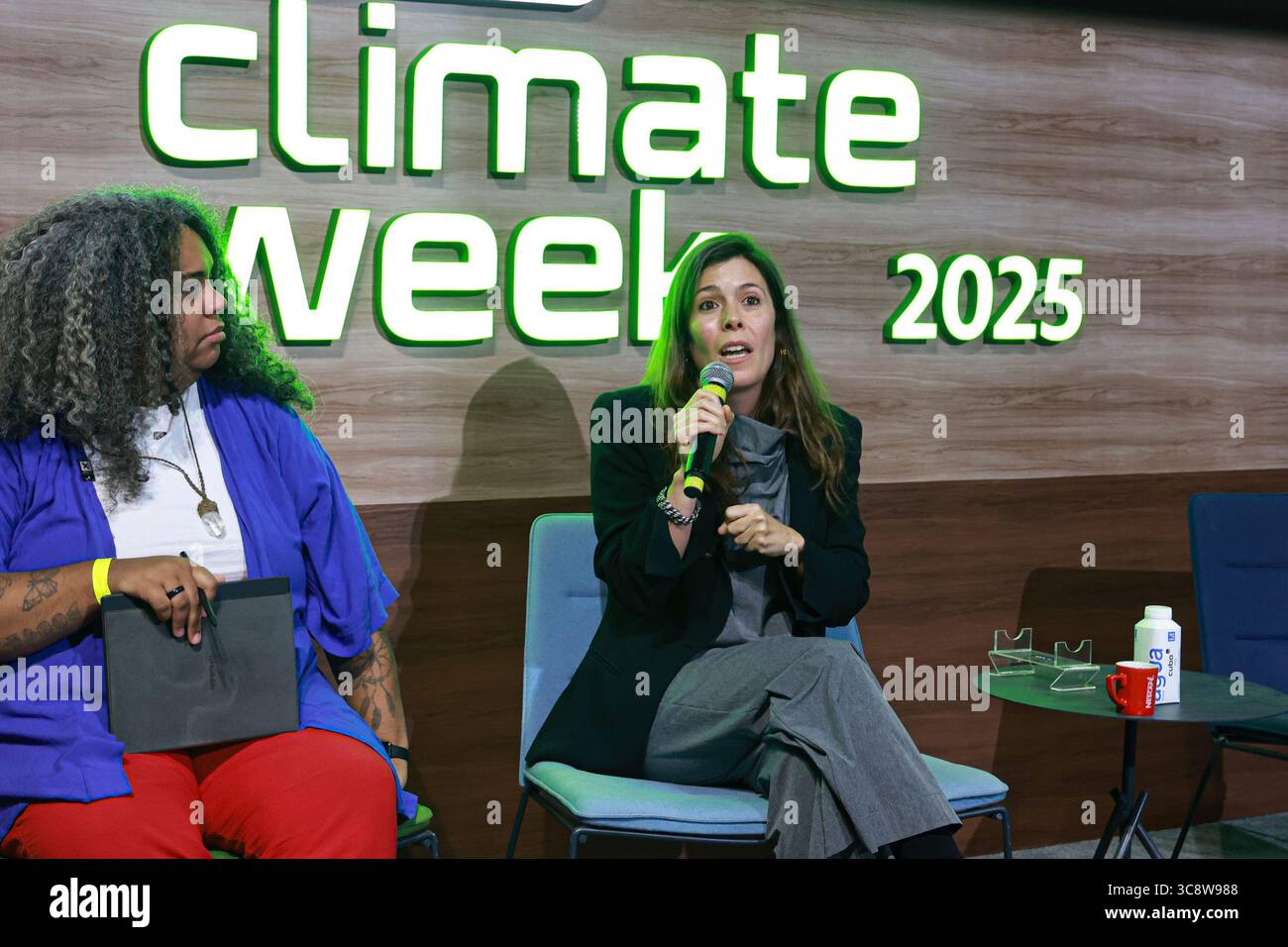 Sao Paulo, Sao Paulo, Brasilien. August 2025. Sao Paulo (SP), 4. August 2025 Ã¢â‚¬' Climate Week/Cubo/SP Ã¢â‚¬' Panel: Changing the Narrative in Climate with Mariana Oliveira (Maria Farinha), eine der größten Treffen, die sich mit Klimainnovationen und dem Übergang zu einer kohlenstoffarmen Wirtschaft in Lateinamerika befasst. Vom 4. Bis 8. August veranstalten Unibanco und Cubo Itau zum zweiten Mal in Folge die Sao Paulo Climate Week, inspiriert von internationalen Veranstaltungen wie der New York Climate Week. Durch die Initiative wird Sao Paulo zum wichtigsten regionalen Zentrum für Diskussionen über nachhaltige Unternehmen, Stockfoto