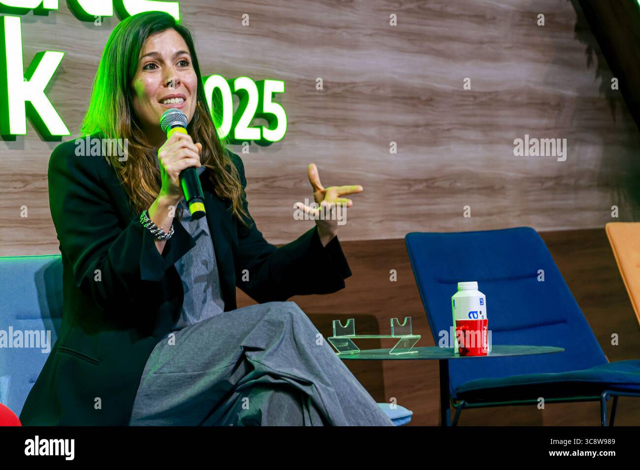 Sao Paulo, Sao Paulo, Brasilien. August 2025. Sao Paulo (SP), 4. August 2025 Ã¢â‚¬' Climate Week/Cubo/SP Ã¢â‚¬' Panel: Changing the Narrative in Climate with Mariana Oliveira (Maria Farinha), eine der größten Treffen, die sich mit Klimainnovationen und dem Übergang zu einer kohlenstoffarmen Wirtschaft in Lateinamerika befasst. Vom 4. Bis 8. August veranstalten Unibanco und Cubo Itau zum zweiten Mal in Folge die Sao Paulo Climate Week, inspiriert von internationalen Veranstaltungen wie der New York Climate Week. Durch die Initiative wird Sao Paulo zum wichtigsten regionalen Zentrum für Diskussionen über nachhaltige Unternehmen, Stockfoto