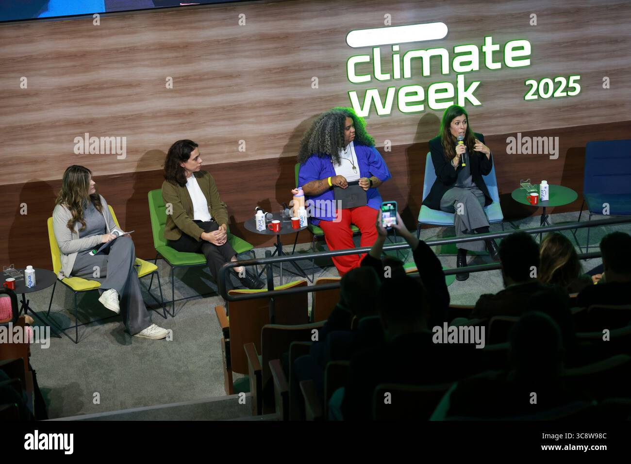 Sao Paulo, Sao Paulo, Brasilien. August 2025. Sao Paulo (SP), 4. August 2025 Ã¢â‚¬' Klimawoche/Cubo/SP Ã¢â‚¬'' Panel: Changing the Narrative on Climate with Ana (Itau-Stiftung), Renata Piazon (Arapyau), Kamila Camilo (Oya-Institut) und Mariana Oliveira (Maria Farinha). Eine der größten Treffen, die sich mit Klimainnovationen und dem Übergang zu einer kohlenstoffarmen Wirtschaft in Lateinamerika befasst. Vom 4. Bis 8. August veranstalten Unibanco und Cubo Itau zum zweiten Mal in Folge die Sao Paulo Climate Week, inspiriert von internationalen Veranstaltungen wie der New York Climate Week. Die Initiative transfor Stockfoto