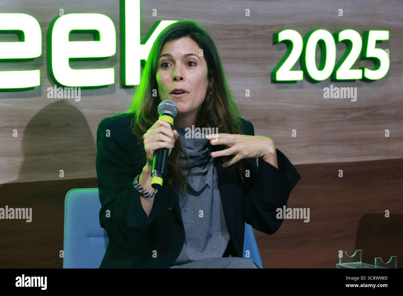 Sao Paulo, Sao Paulo, Brasilien. August 2025. Sao Paulo (SP), 4. August 2025 Ã¢â‚¬' Climate Week/Cubo/SP Ã¢â‚¬' Panel: Changing the Narrative in Climate with Mariana Oliveira (Maria Farinha), eine der größten Treffen, die sich mit Klimainnovationen und dem Übergang zu einer kohlenstoffarmen Wirtschaft in Lateinamerika befasst. Vom 4. Bis 8. August veranstalten Unibanco und Cubo Itau zum zweiten Mal in Folge die Sao Paulo Climate Week, inspiriert von internationalen Veranstaltungen wie der New York Climate Week. Durch die Initiative wird Sao Paulo zum wichtigsten regionalen Zentrum für Diskussionen über nachhaltige Unternehmen, Stockfoto