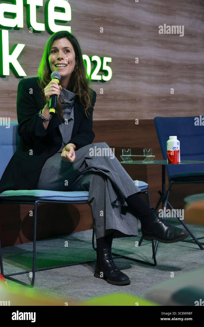 Sao Paulo, Sao Paulo, Brasilien. August 2025. Sao Paulo (SP), 4. August 2025 Ã¢â‚¬' Climate Week/Cubo/SP Ã¢â‚¬' Panel: Changing the Narrative in Climate with Mariana Oliveira (Maria Farinha), eine der größten Treffen, die sich mit Klimainnovationen und dem Übergang zu einer kohlenstoffarmen Wirtschaft in Lateinamerika befasst. Vom 4. Bis 8. August veranstalten Unibanco und Cubo Itau zum zweiten Mal in Folge die Sao Paulo Climate Week, inspiriert von internationalen Veranstaltungen wie der New York Climate Week. Durch die Initiative wird Sao Paulo zum wichtigsten regionalen Zentrum für Diskussionen über nachhaltige Unternehmen, Stockfoto