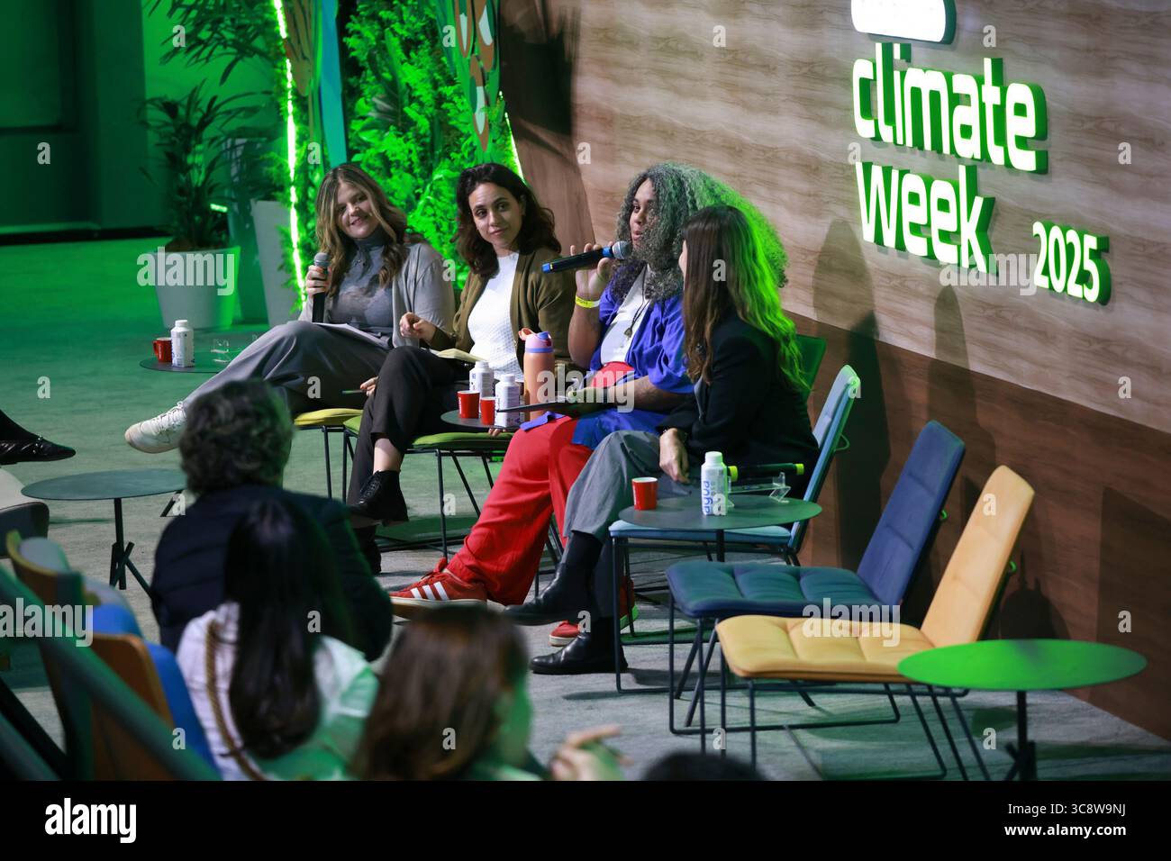 Sao Paulo, Sao Paulo, Brasilien. August 2025. Sao Paulo (SP), 4. August 2025 Ã¢â‚¬' Klimawoche/Cubo/SP Ã¢â‚¬'' Panel: Changing the Narrative on Climate with Ana (Itau-Stiftung), Renata Piazon (Arapyau), Kamila Camilo (Oya-Institut) und Mariana Oliveira (Maria Farinha). Eine der größten Treffen, die sich mit Klimainnovationen und dem Übergang zu einer kohlenstoffarmen Wirtschaft in Lateinamerika befasst. Vom 4. Bis 8. August veranstalten Unibanco und Cubo Itau zum zweiten Mal in Folge die Sao Paulo Climate Week, inspiriert von internationalen Veranstaltungen wie der New York Climate Week. Die Initiative transfor Stockfoto