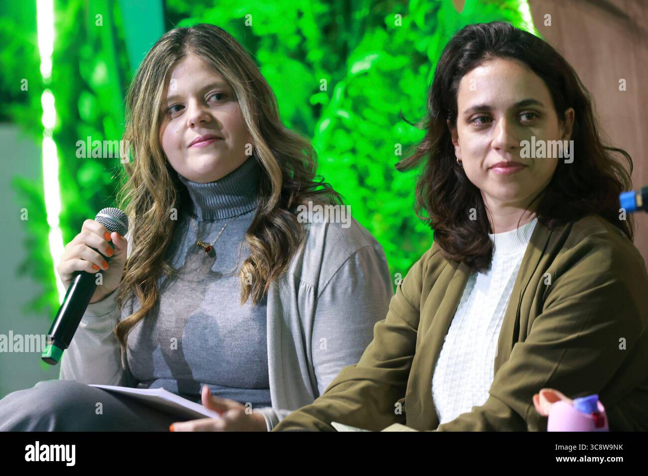 Sao Paulo, Sao Paulo, Brasilien. August 2025. Sao Paulo (SP), 4. August 2025 Ã¢â‚¬' Klimawoche/Cubo/SP Ã¢â‚¬'' Panel: Changing the Narrative on Climate with Ana (Itau-Stiftung), Renata Piazon (Arapyau), Kamila Camilo (Oya-Institut) und Mariana Oliveira (Maria Farinha). Eine der größten Treffen, die sich mit Klimainnovationen und dem Übergang zu einer kohlenstoffarmen Wirtschaft in Lateinamerika befasst. Vom 4. Bis 8. August veranstalten Unibanco und Cubo Itau zum zweiten Mal in Folge die Sao Paulo Climate Week, inspiriert von internationalen Veranstaltungen wie der New York Climate Week. Die Initiative transfor Stockfoto