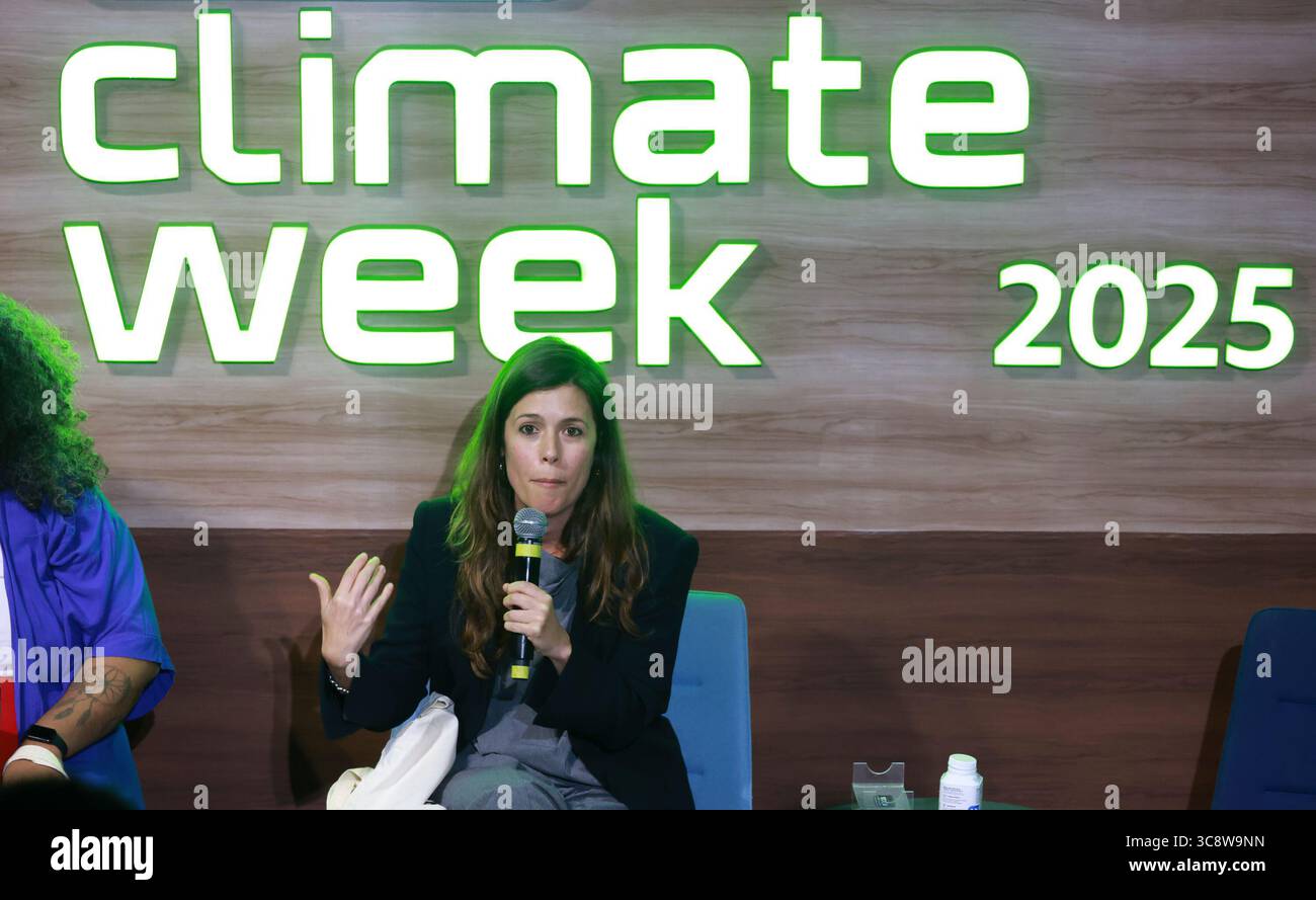Sao Paulo, Sao Paulo, Brasilien. August 2025. Sao Paulo (SP), 4. August 2025 Ã¢â‚¬' Climate Week/Cubo/SP Ã¢â‚¬' Panel: Changing the Narrative in Climate with Mariana Oliveira (Maria Farinha), eine der größten Treffen, die sich mit Klimainnovationen und dem Übergang zu einer kohlenstoffarmen Wirtschaft in Lateinamerika befasst. Vom 4. Bis 8. August veranstalten Unibanco und Cubo Itau zum zweiten Mal in Folge die Sao Paulo Climate Week, inspiriert von internationalen Veranstaltungen wie der New York Climate Week. Durch die Initiative wird Sao Paulo zum wichtigsten regionalen Zentrum für Diskussionen über nachhaltige Unternehmen, Stockfoto