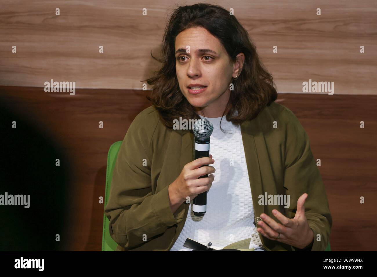 Sao Paulo, Sao Paulo, Brasilien. August 2025. Sao Paulo (SP), 4. August 2025 Ã¢â‚¬' Climate Week/Cubo/SP Ã¢â‚¬' Panel: Changing the Narrative on Climate with Livia Pagotto (Arapyau-Institut), Vortrag auf den größten Treffen zum Thema Klimainnovation und Übergang zu einer kohlenstoffarmen Wirtschaft in Lateinamerika. Vom 4. Bis 8. August veranstalten Unibanco und Cubo Itau zum zweiten Mal in Folge die Sao Paulo Climate Week, inspiriert von internationalen Veranstaltungen wie der New York Climate Week. Die Initiative macht Sao Paulo zum zentralen regionalen Zentrum für die Diskussion über nachhaltiges Unternehmen Stockfoto