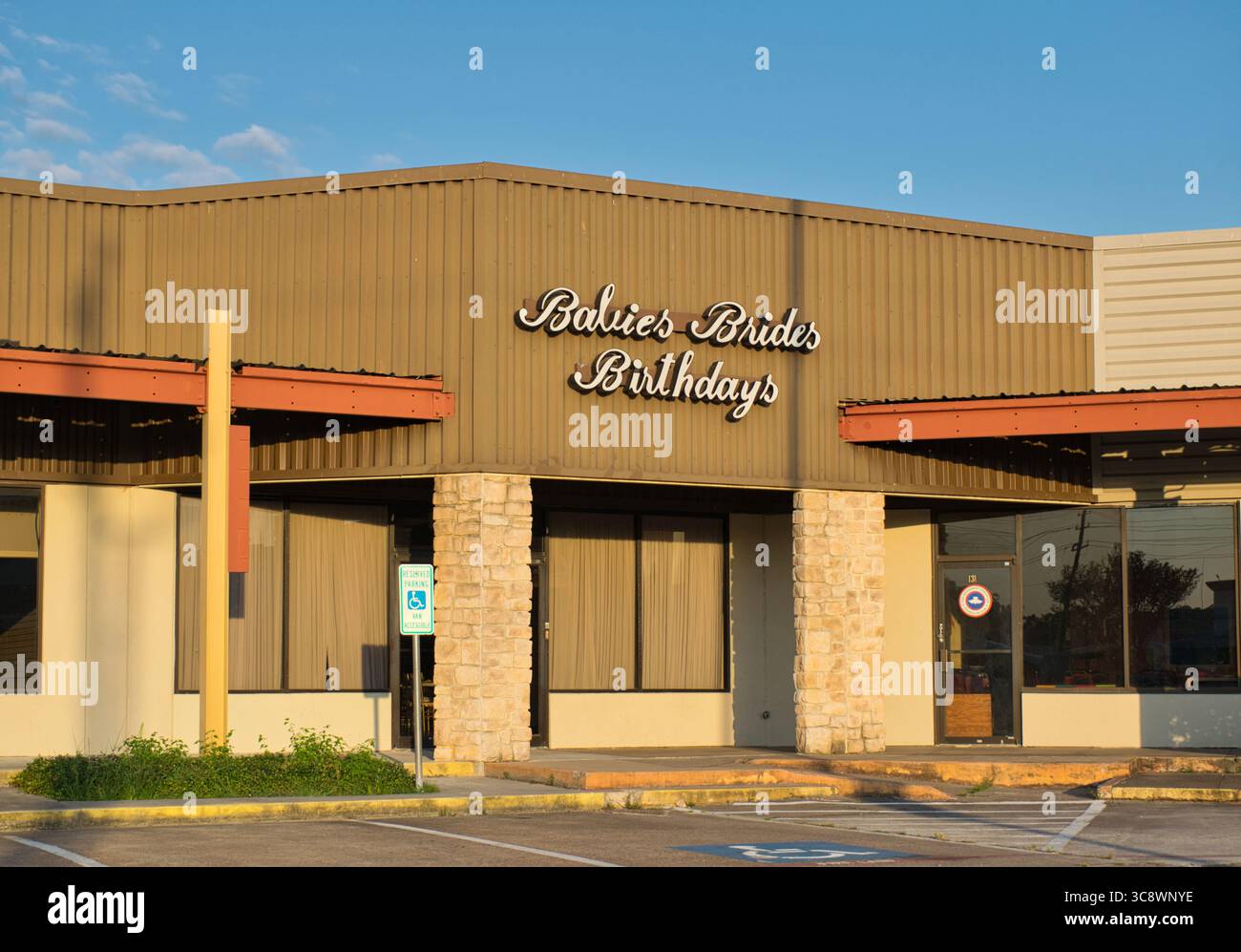 Houston, Texas, USA 08-03-2025: Babys, Bräute, Geburtstage Veranstaltungen Veranstaltungsort Geschäftslokal Außenansicht. Stockfoto