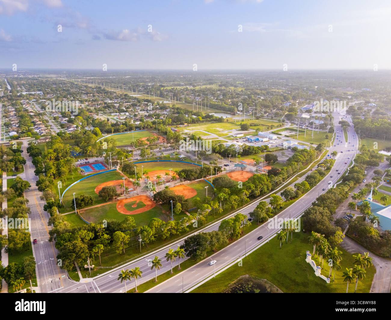 Royal Palm Beach, FL, USA - 24. Juli 2025: Luftbild Royal Palm Beach High School und Sportplätze Stockfoto