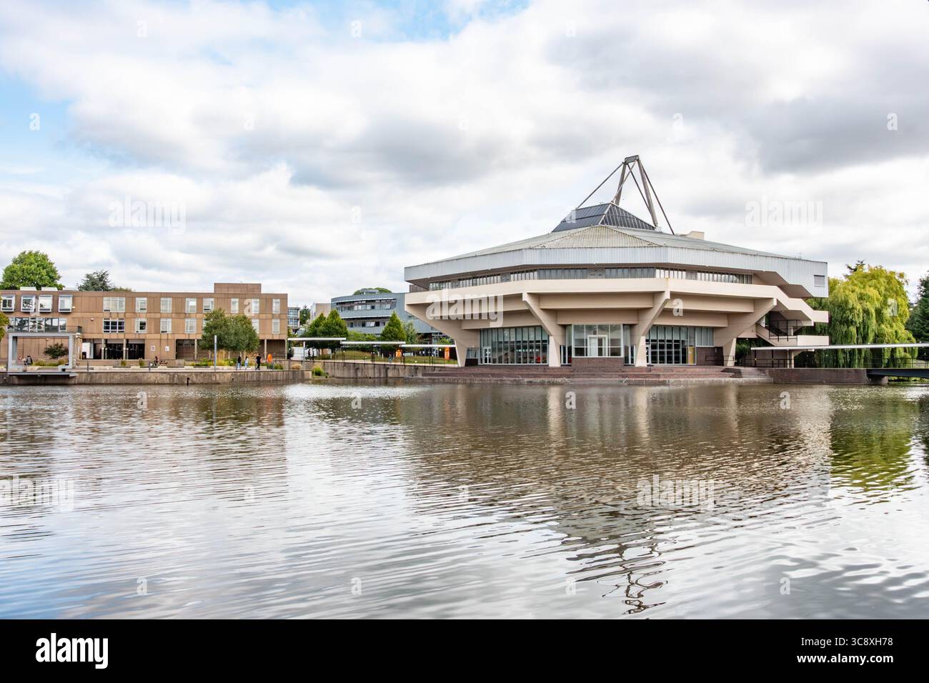 Central Hall steht im Zentrum des West Campus an der University of York. Er wurde in den 1960er Jahren von John Speight entworfen und ist in der Klasse II gelistet. Stockfoto