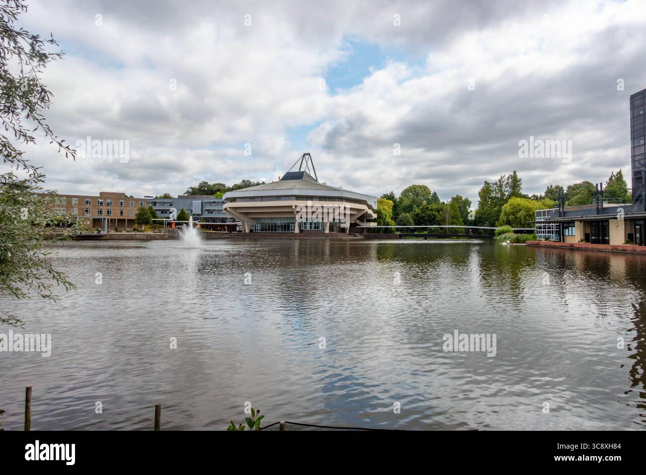 Central Hall steht im Zentrum des West Campus an der University of York. Er wurde in den 1960er Jahren von John Speight entworfen und ist in der Klasse II gelistet. Stockfoto
