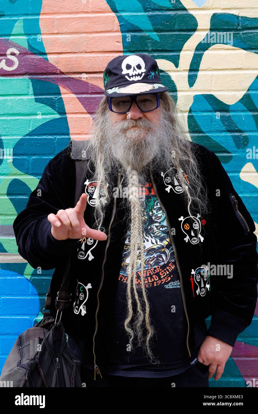 Clayton Patterson, Künstler und Fotograf, steht vor einem farbenfrohen Hintergrund in Manhattans Lower East Side, New York City, 23. April 2022 Stockfoto