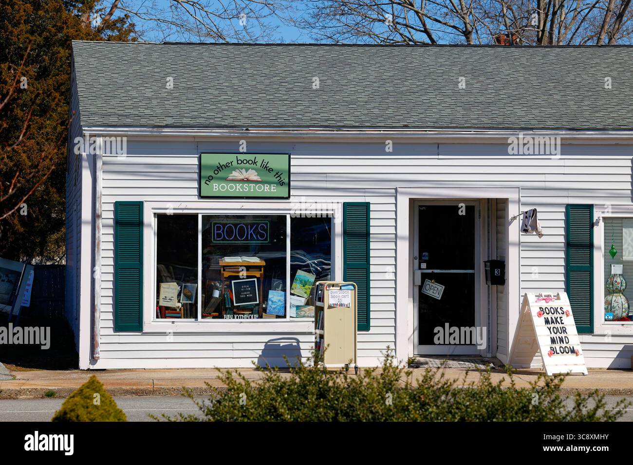 Kein Anderes Buch Wie Dieses, 3 Roosevelt Ave, Mystic, Connecticut. Außenfassade einer gebrauchten Buchhandlung Stockfoto