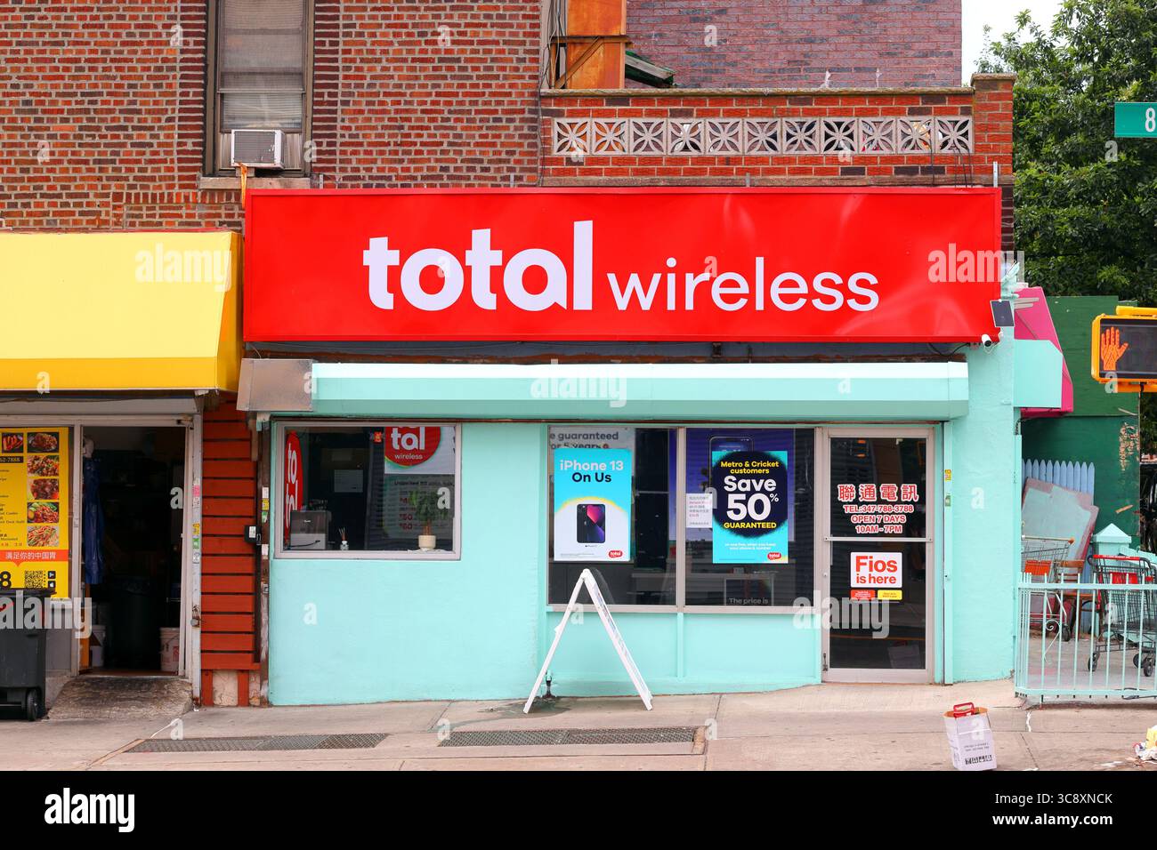 Total Wireless, 4602 8th Avenue, Brooklyn, New York. NYC-Storefront eines Mobilnetzbetreibers oder Mobilfunkanbieters. Stockfoto