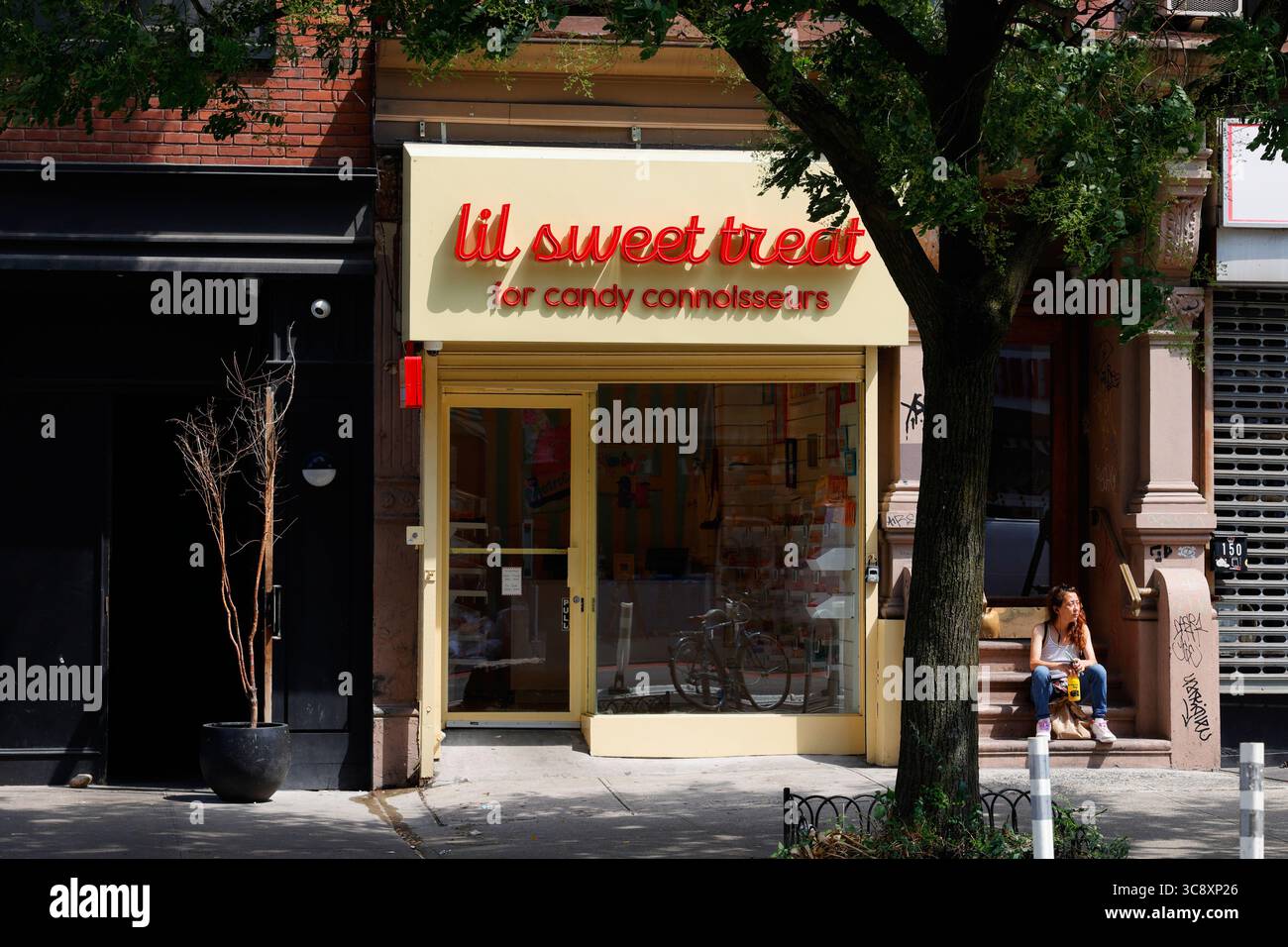 Lil Sweet Treat, 150 2nd Ave, New York, NYC, Ladenfront eines Gourmet-Süßigkeiten-Ladens in Manhattan's East Village. Stockfoto