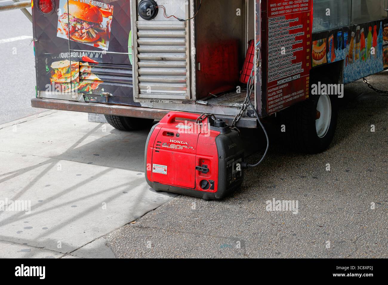 Ein tragbarer Gasgenerator von Honda, der an einem mobilen Transportwagen für Lebensmittelverkäufer in Manhattan, New York City, befestigt ist. Stockfoto