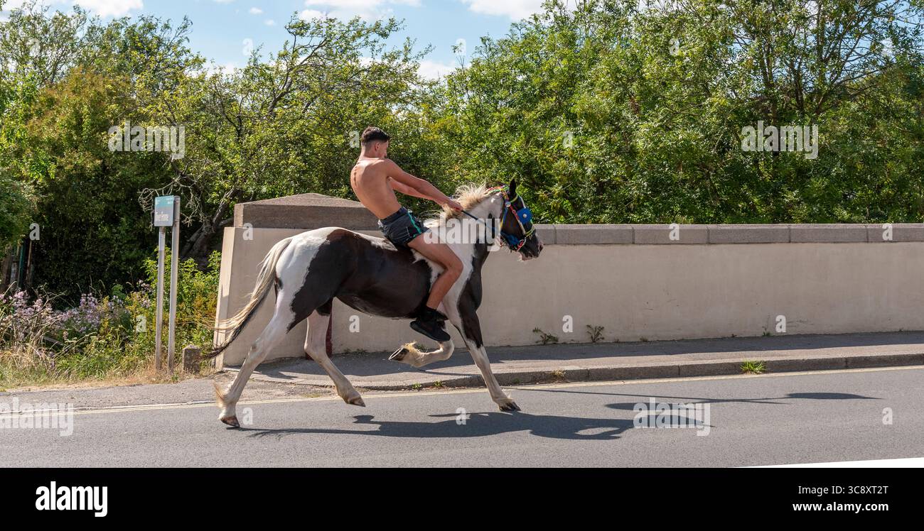 Wareham Dorset England Großbritannien. 02.08.2025. Zigeuner reitet Bareback-Pony entlang einer öffentlichen Straße in Wareham Dorset UK Stockfoto