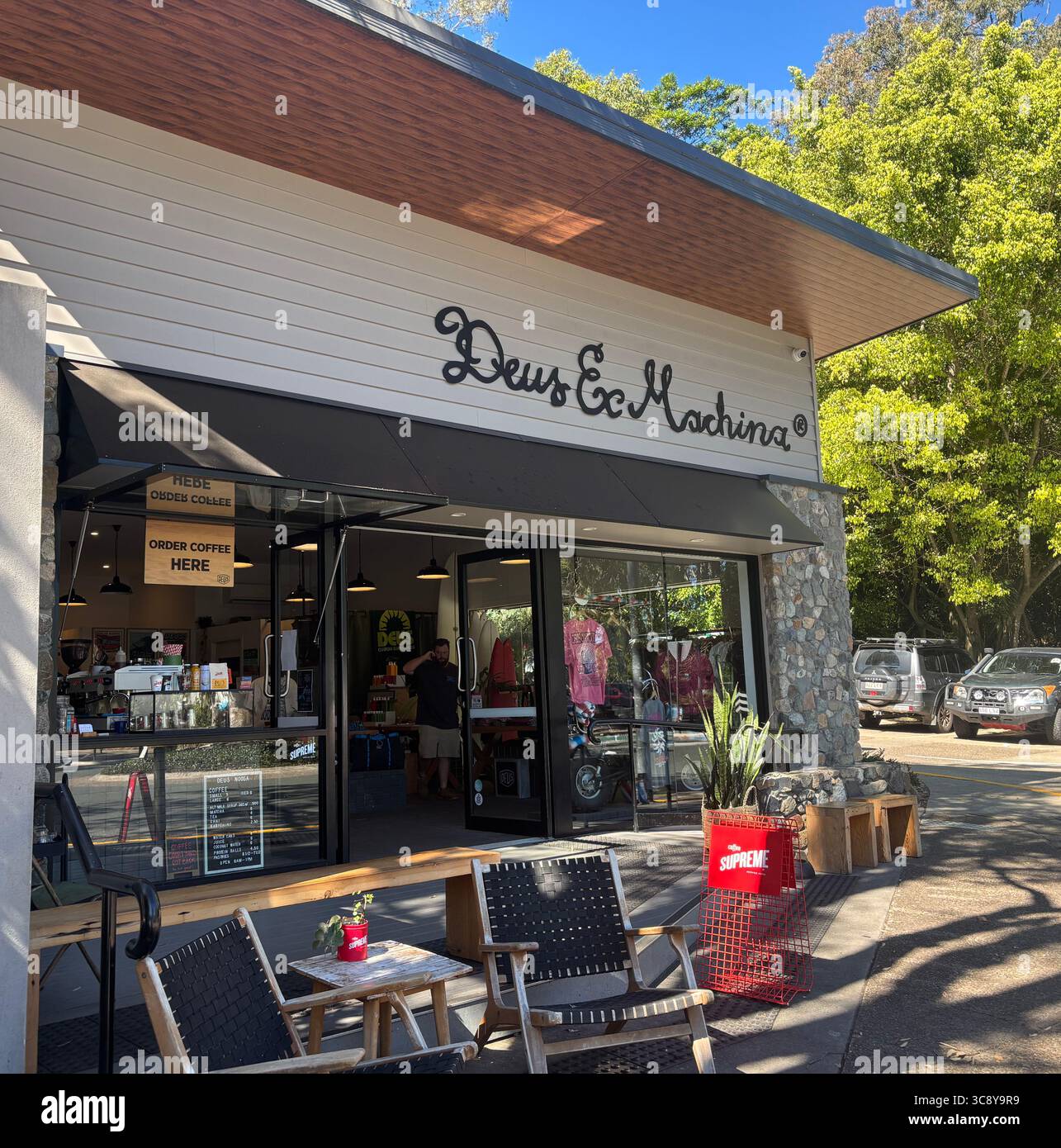 Cafe Deus Ex Machina, Hastings Street, Noosa, Sunshine Coast, Queensland, Australien. Kein MR oder PR - Smartphone-aufgenommenes Stockfoto