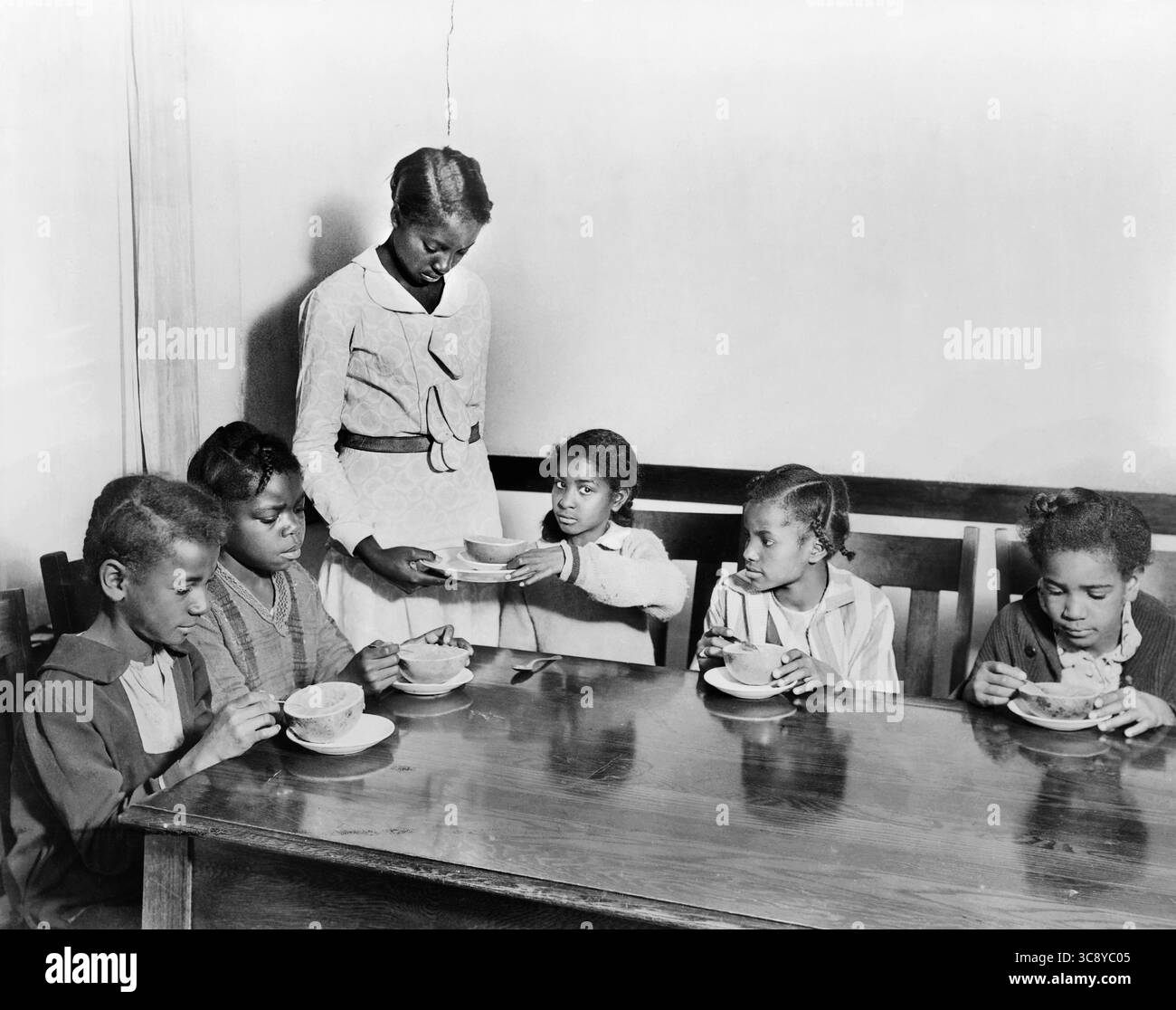 1. Dezember 2020, Mound Bayou, Mississippi, USA: Grapefruit für Dürrebegünstigte, geliefert vom amerikanischen Roten Kreuz, für fünf Kinder in der Schule, Mound Bayou, Mississippi, USA, Lewis Wickes Hine, American National Red Cross Collection, 1930 (Foto: © JT Vintage/Glasshouse Via ZUMA Wire) Stockfoto