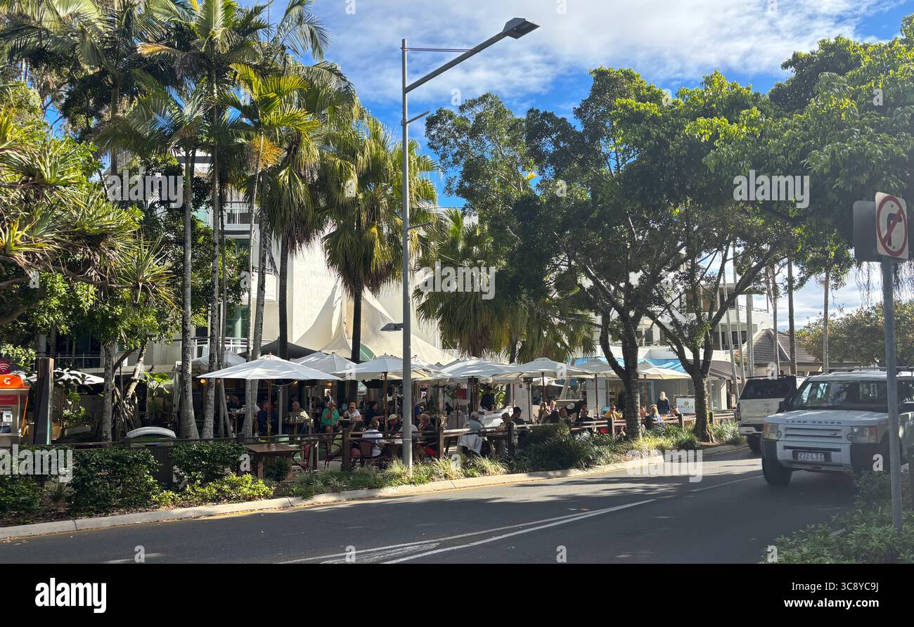 Essen im Freien im Rococo Restaurant, Hastings Street, Noosa, Sunshine Coast, Queensland, Australien. Kein MR oder PR - Smartphone-aufgenommenes Stockfoto