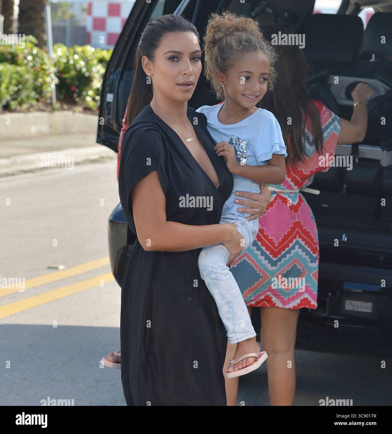 Kim kardashian 2005 -Fotos und -Bildmaterial in hoher Auflösung – Alamy, image size:1254x1390