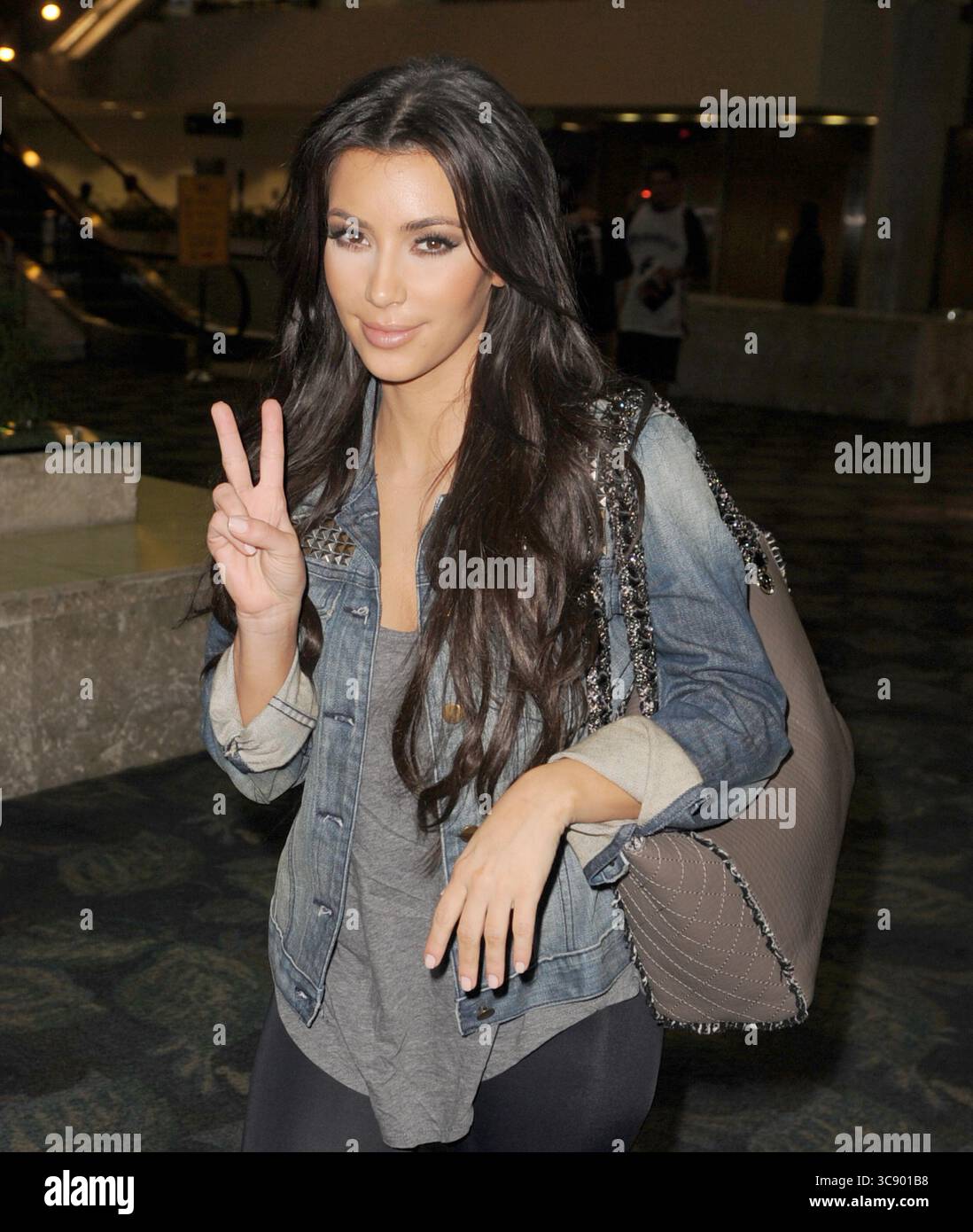 Kim kardashian 2005 -Fotos und -Bildmaterial in hoher Auflösung – Alamy, image size:1098x1390