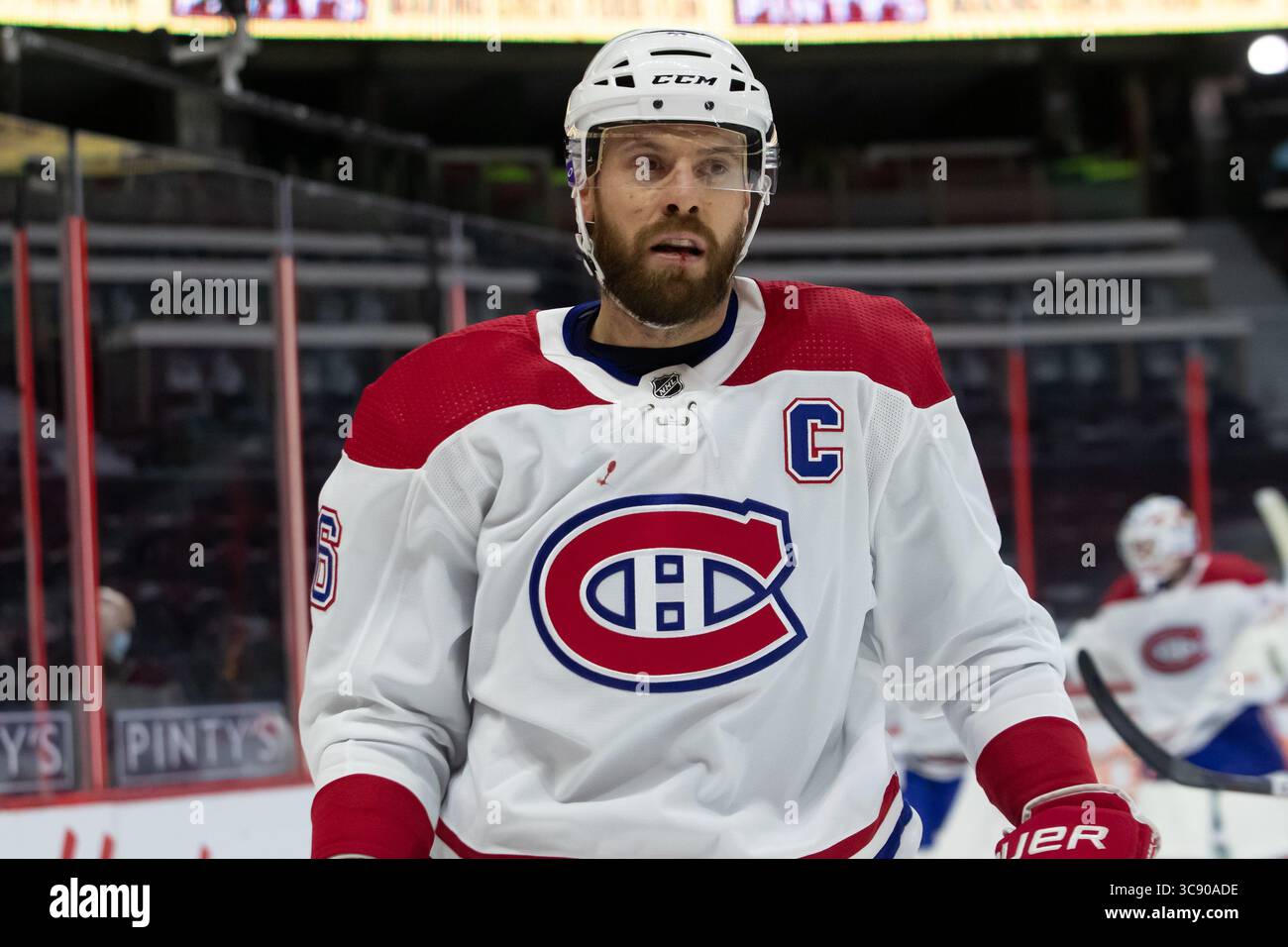 21. Februar 2021: Montreal Canadiens Shea Weber (6) spielt eine blutige Lippe während des NHL-Spiels zwischen den Montreal Canadiens und den Ottawa Senators im Canadian Tire Centre in Ottawa, Kanada. Daniel Lea/CSM(Kreditbild: &Copy; Daniel Lea/CSM via ZUMA Wire) Stockfoto