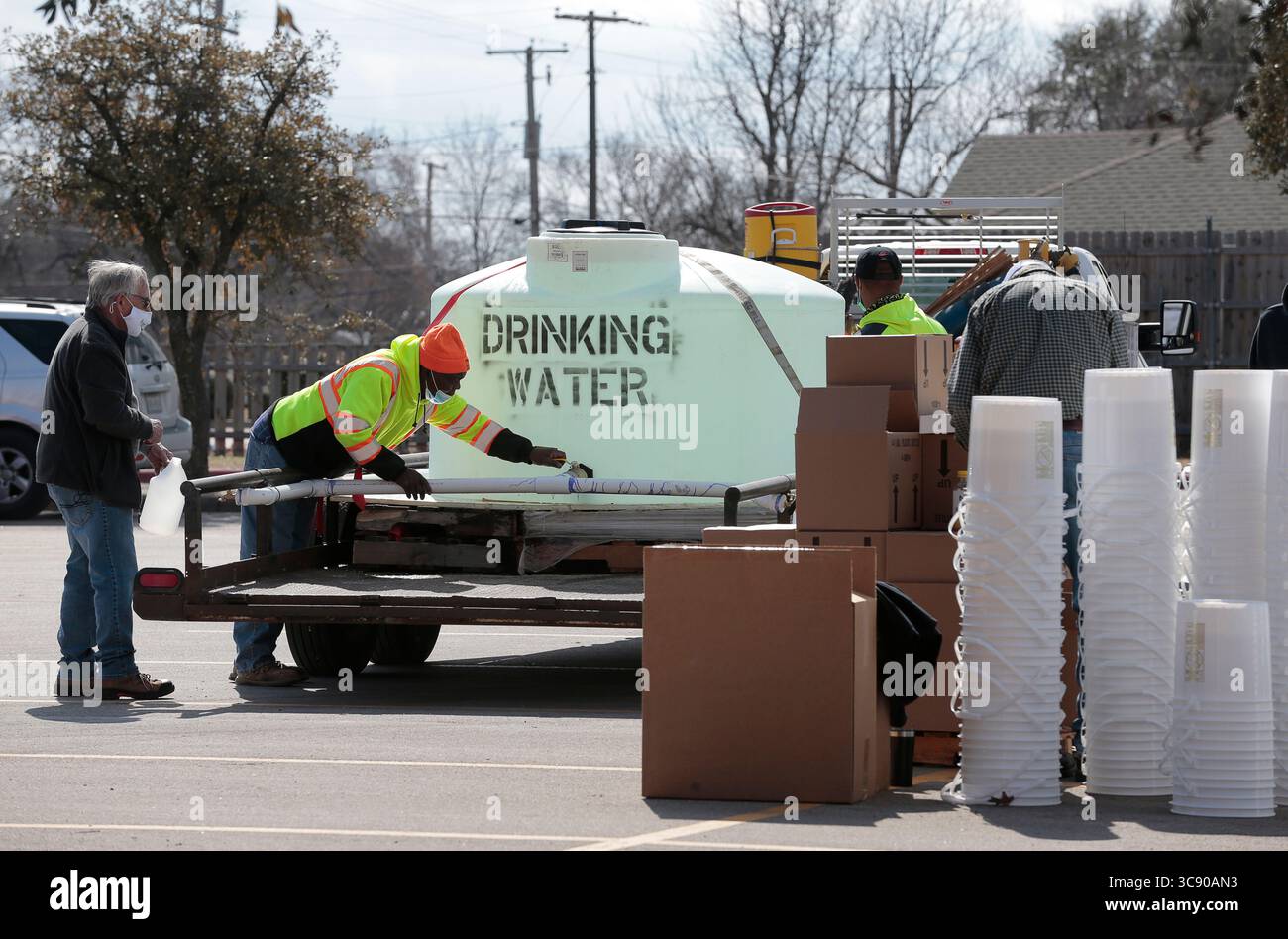 Februar 2021, Fort Worth, Texas, USA. Das Wasserministerium der Stadt Fort Worth verteilte mit Unterstützung von Freiwilligen aus anderen städtischen Abteilungen Wasser in Flaschen im R.D. Evans Recreation Center. Wasser wurde an die Öffentlichkeit geliefert, weil zahlreiche Hauptunterbrechungen und das Kochwasser-Mandat durch das kalte Wetter in North Texas in der vergangenen Woche verursacht wurden. (Kreditbild: © Ralph Lauer/ZUMA Wire) Stockfoto