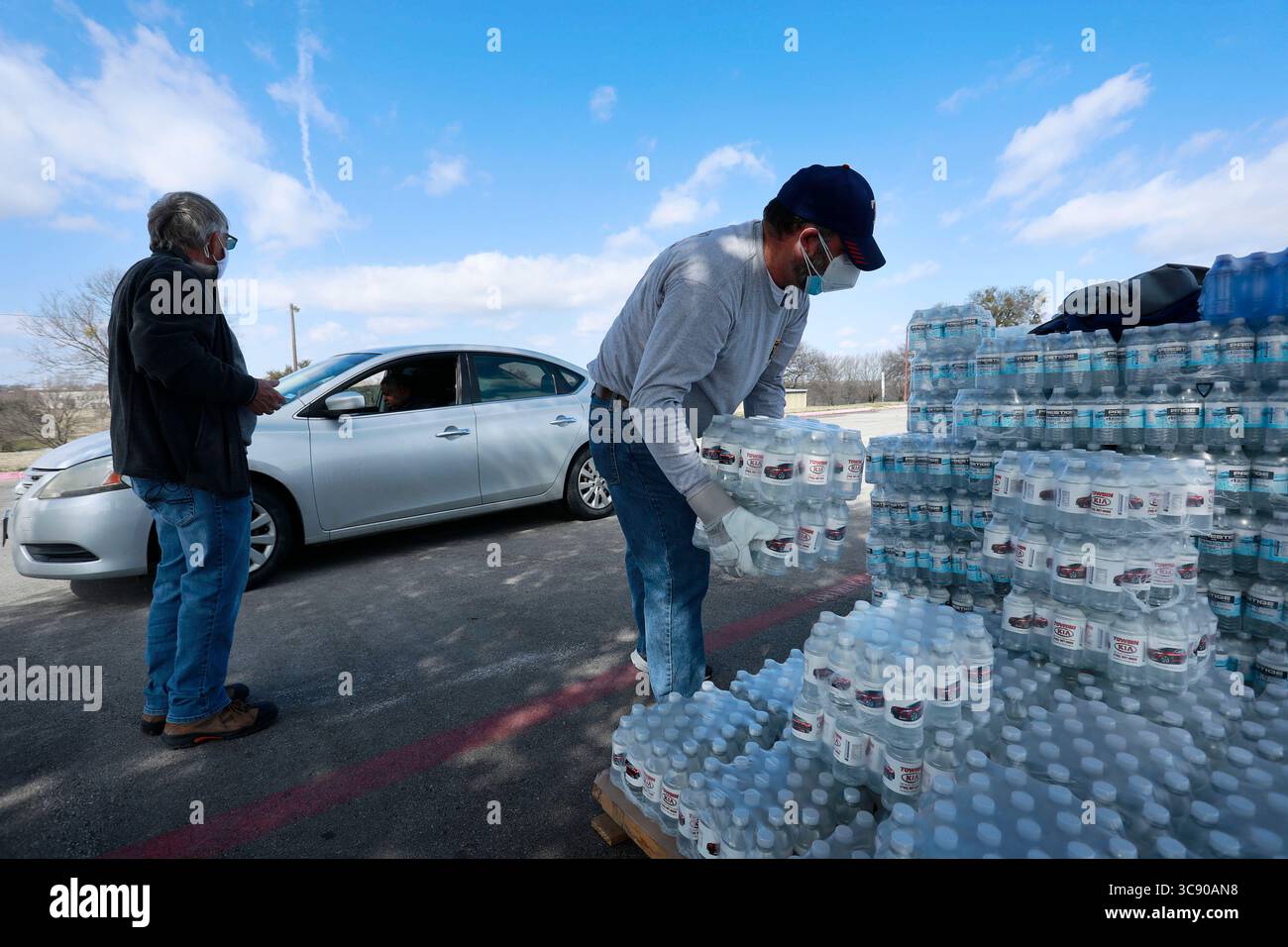 Februar 2021, Fort Worth, Texas, USA. Das Wasserministerium der Stadt Fort Worth verteilte mit Unterstützung von Freiwilligen aus anderen städtischen Abteilungen Wasser in Flaschen im R.D. Evans Recreation Center. Wasser wurde an die Öffentlichkeit geliefert, weil zahlreiche Hauptunterbrechungen und das Kochwasser-Mandat durch das kalte Wetter in North Texas in der vergangenen Woche verursacht wurden. (Kreditbild: © Ralph Lauer/ZUMA Wire) Stockfoto