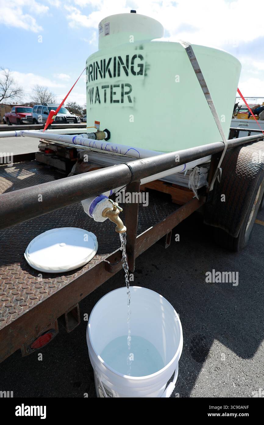 Februar 2021, Fort Worth, Texas, USA. Das Wasserministerium der Stadt Fort Worth verteilte mit Unterstützung von Freiwilligen aus anderen städtischen Abteilungen Wasser in Flaschen im R.D. Evans Recreation Center. Wasser wurde an die Öffentlichkeit geliefert, weil zahlreiche Hauptunterbrechungen und das Kochwasser-Mandat durch das kalte Wetter in North Texas in der vergangenen Woche verursacht wurden. (Kreditbild: © Ralph Lauer/ZUMA Wire) Stockfoto