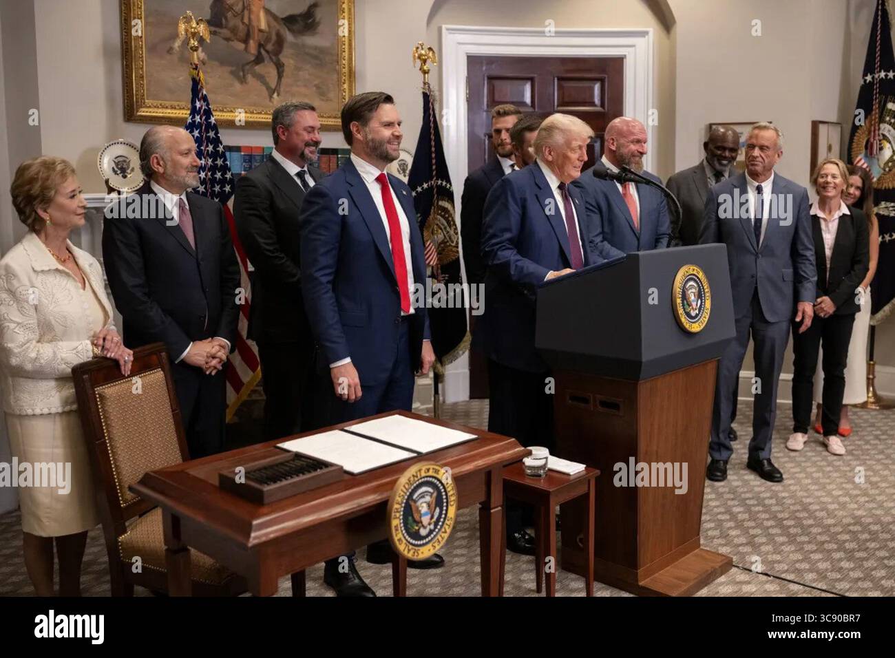 Präsident Donald J. Trump spricht bei einer Zeremonie im Roosevelt Room des Weißen Hauses am 31. Juli 2025, um die Wiederbelebung des President’s Council on Sports, Fitness and Nutrition anzukündigen. Er wird von einer Gruppe aktueller und ehemaliger Athleten und Persönlichkeiten des öffentlichen Lebens begleitet, während er eine Anordnung zur Wiedereinsetzung des rates unterzeichnet. Stockfoto